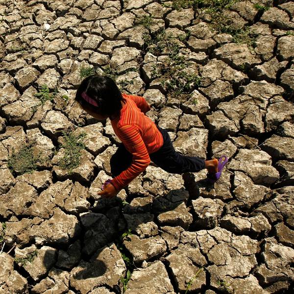 Auf den Philippinen läuft ein Kind in der Provinz Cavite in einem ausgetrockneten Bewässerungskanal spazieren. Grund dafür ist das Wetterphänomen El Niño.