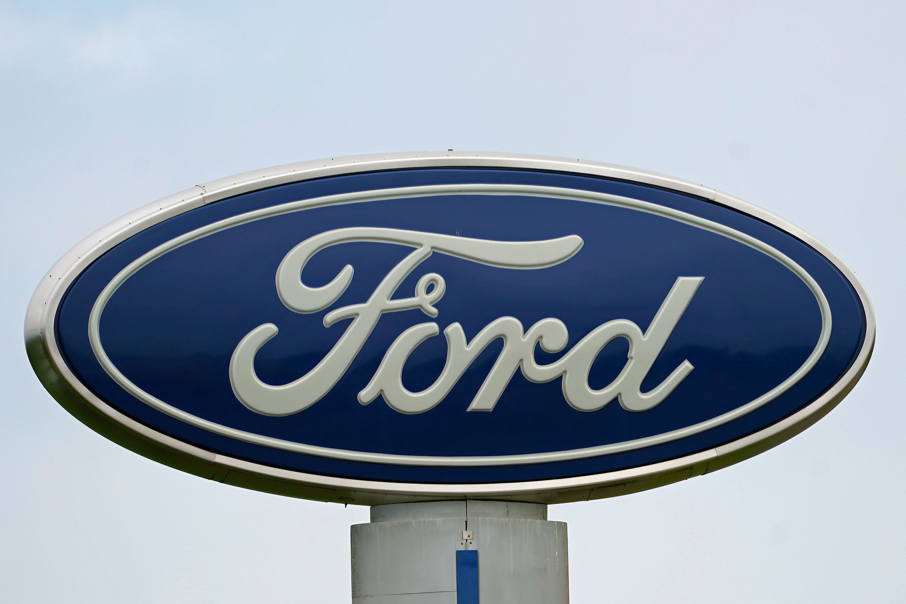 Ein Ford-Logo ist auf einem Gebäude zu sehen. (Archivbild)
