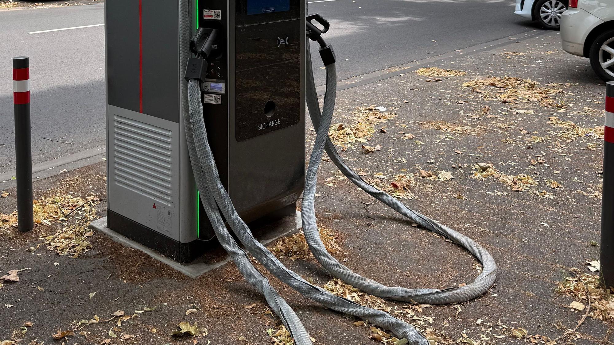 Mit einem speziellen Kabelschutz werden die E-Ladestationen in Köln vor Kabel-Klau gesichert.