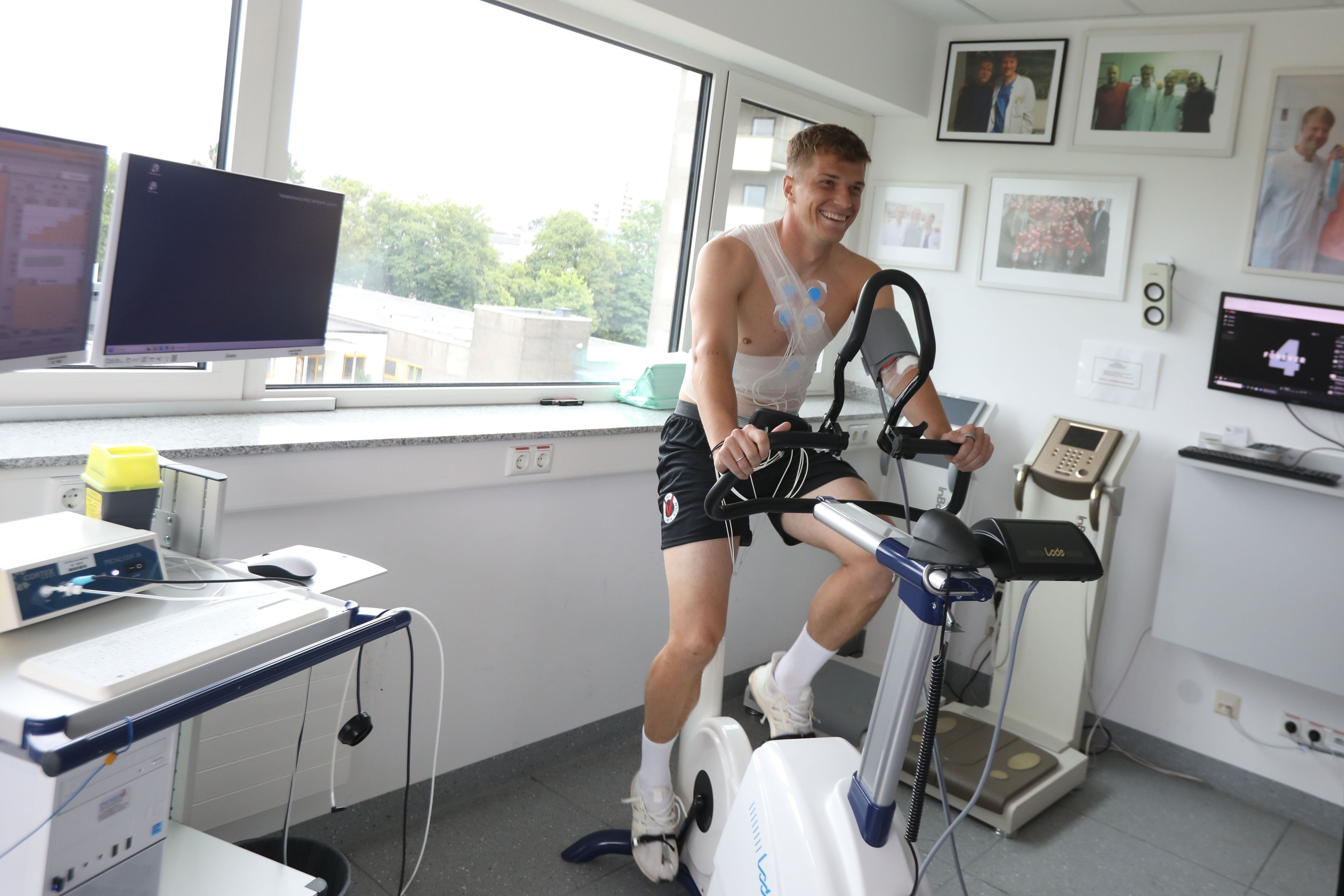 Ein Mann sitzt auf einem Cardio-Gerät.