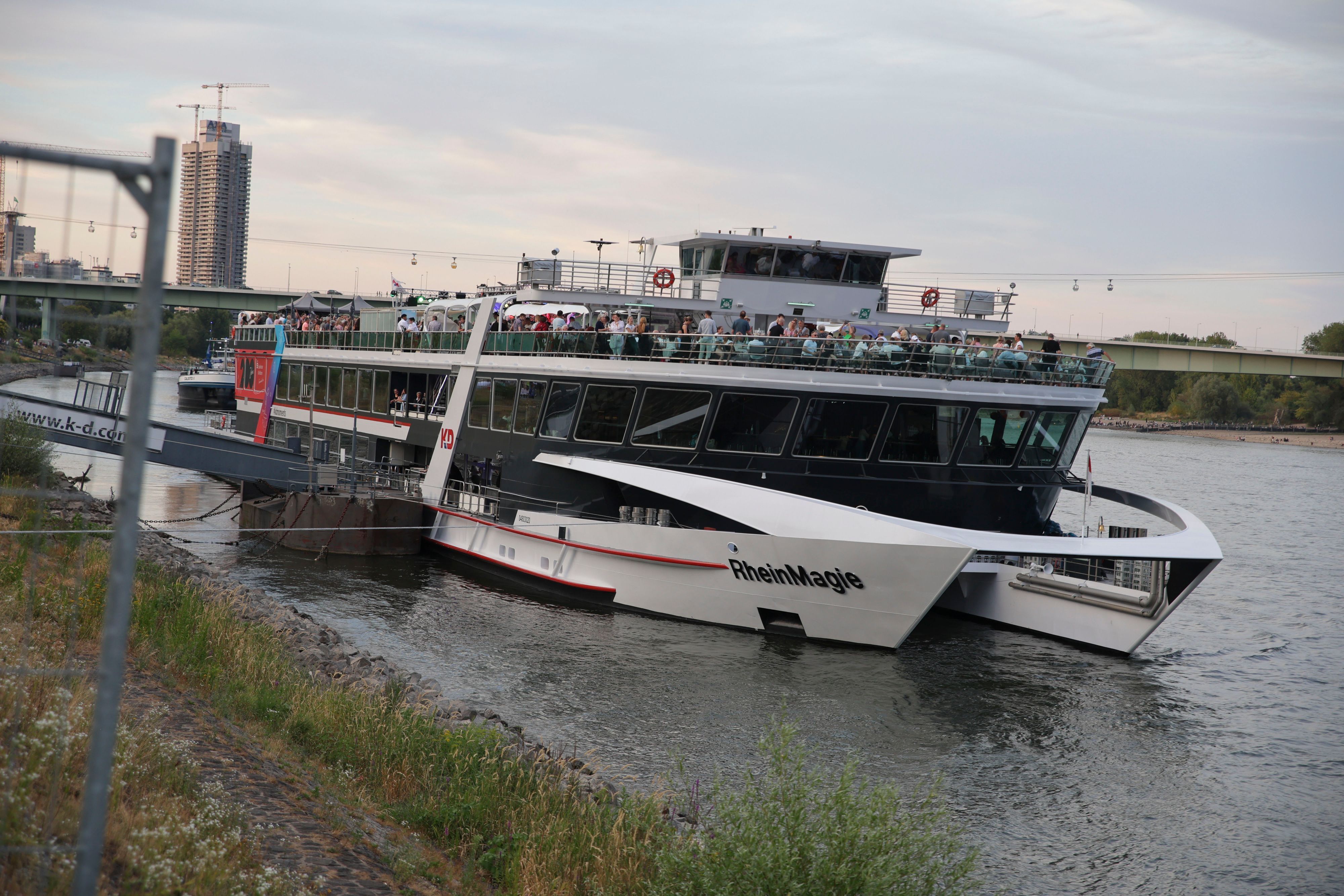 Das Partyboot Rheinmagie. Zahlreiche Ausflugsschiffe können aufgrund des Niedrigwassers nicht fahren.