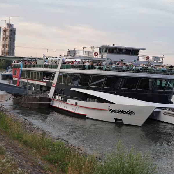 Das Partyboot Rheinmagie. Zahlreiche Ausflugsschiffe können aufgrund des Niedrigwassers nicht fahren.