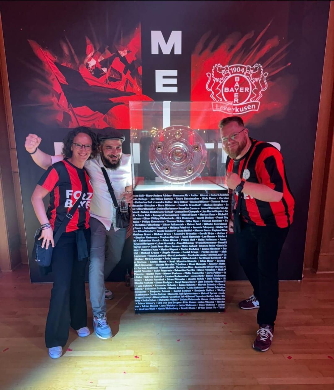 Fanprojekt-Verantwortliche Daniela Frühling, Riccardo Bitonti und Michael Trojahn mit der Meisterschale