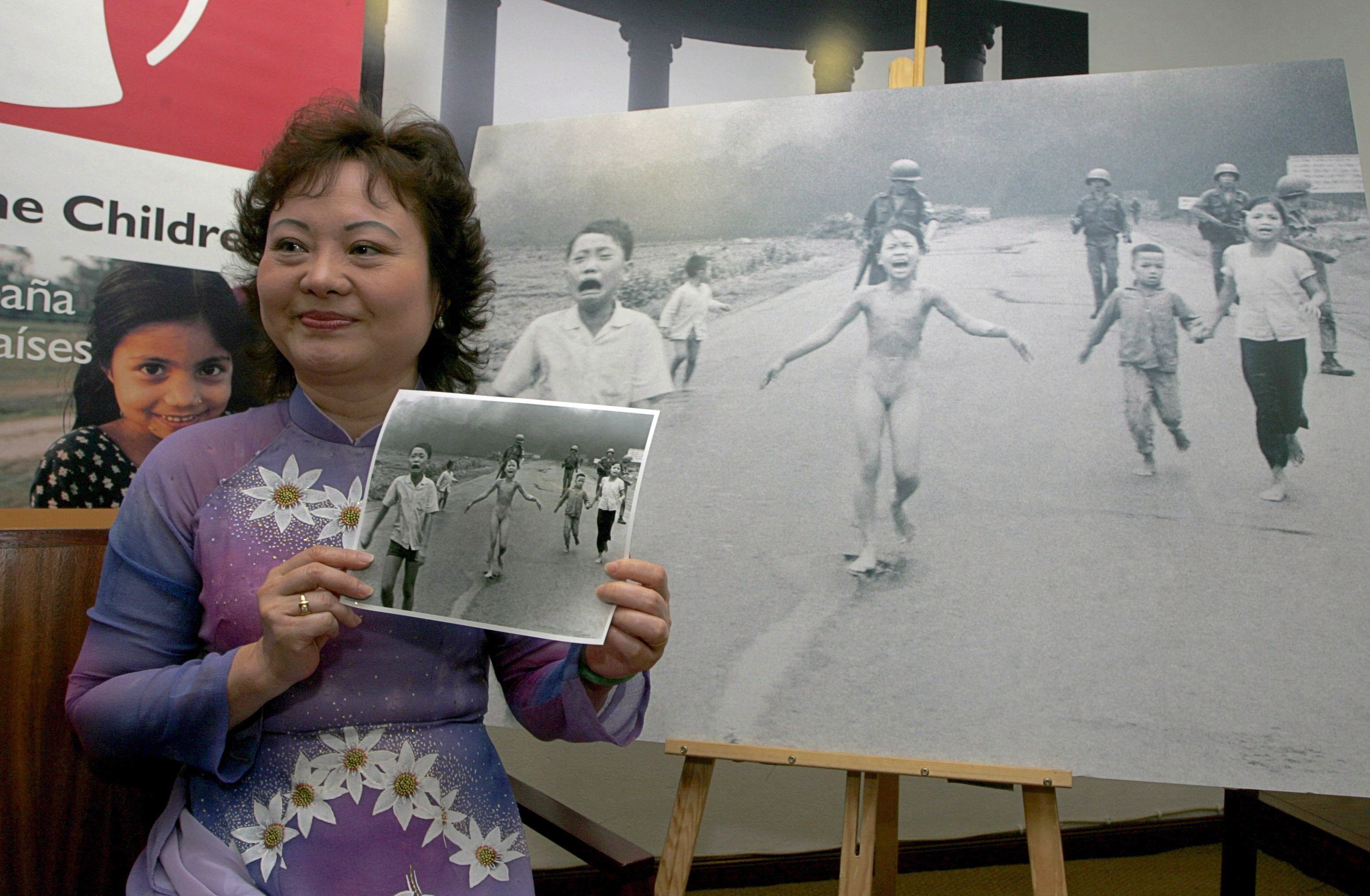 Kim Phuc steht 2007 in Madrid neben dem berühmten Foto des Fotografen Nick Ut, das sie im Alter von neun Jahren nach dem Napalm-Angriff im Vietnamkrieg am 8. Juni 1972 auf der Flucht aus ihrem Dorf zeigt.