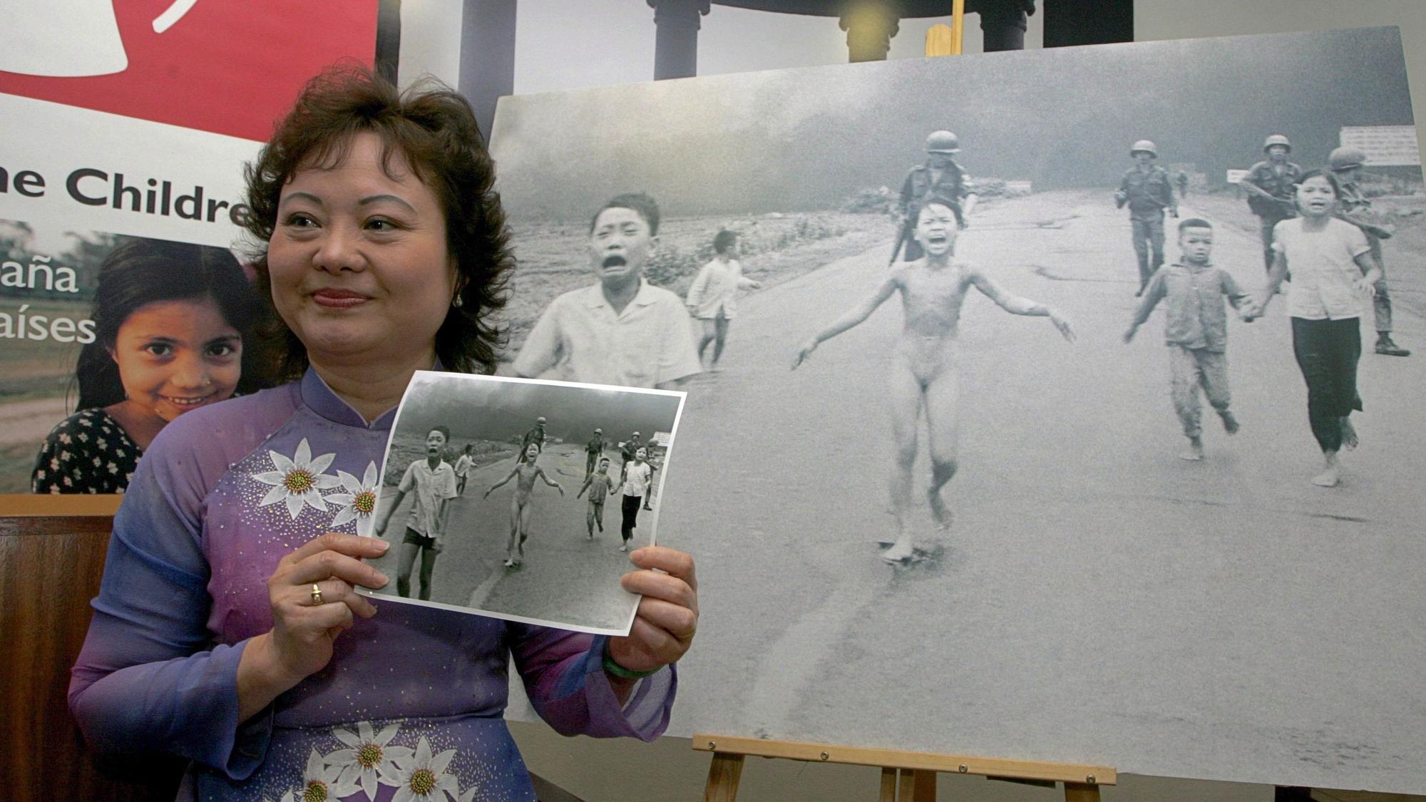 Kim Phuc steht 2007 in Madrid neben dem berühmten Foto des Fotografen Nick Ut, das sie im Alter von neun Jahren nach dem Napalm-Angriff im Vietnamkrieg am 8. Juni 1972 auf der Flucht aus ihrem Dorf zeigt.