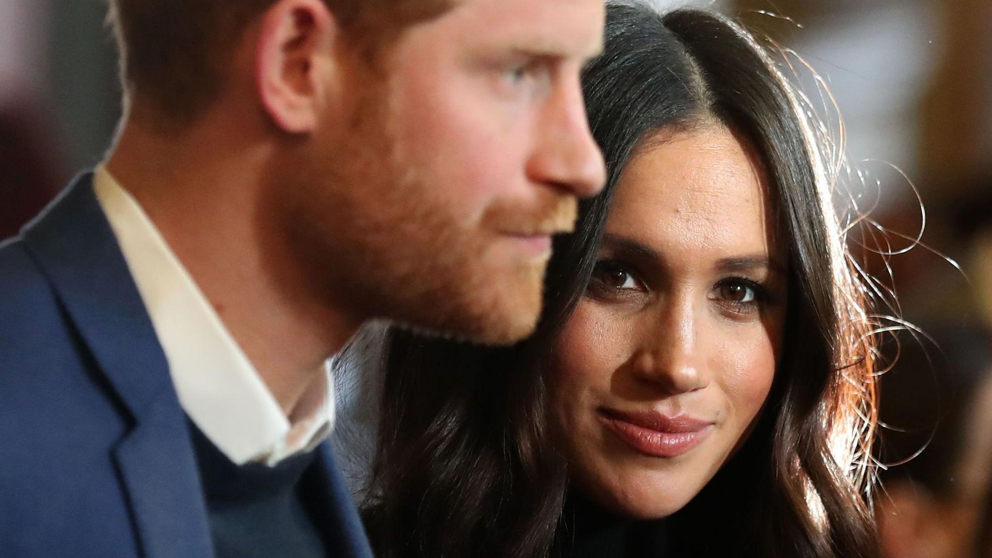 Prinz Harry und Herzogin Meghan posieren.