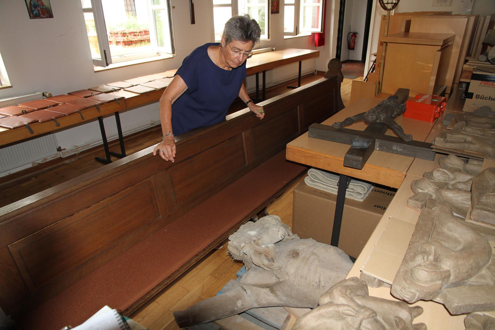 Die Jesusfigur ist für eine Restaurierung zu stark beschädigt, so die Hauspatin der Kirche Andrea Korte-Böger.