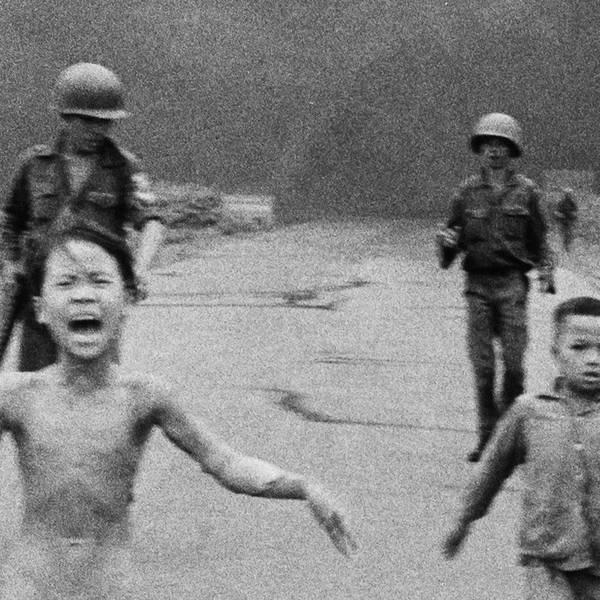 Kim Phuc (M.) flieht 1972 nach einem Napalmangriff im Vietnamkrieg – das Foto wurde weltweit bekannt.