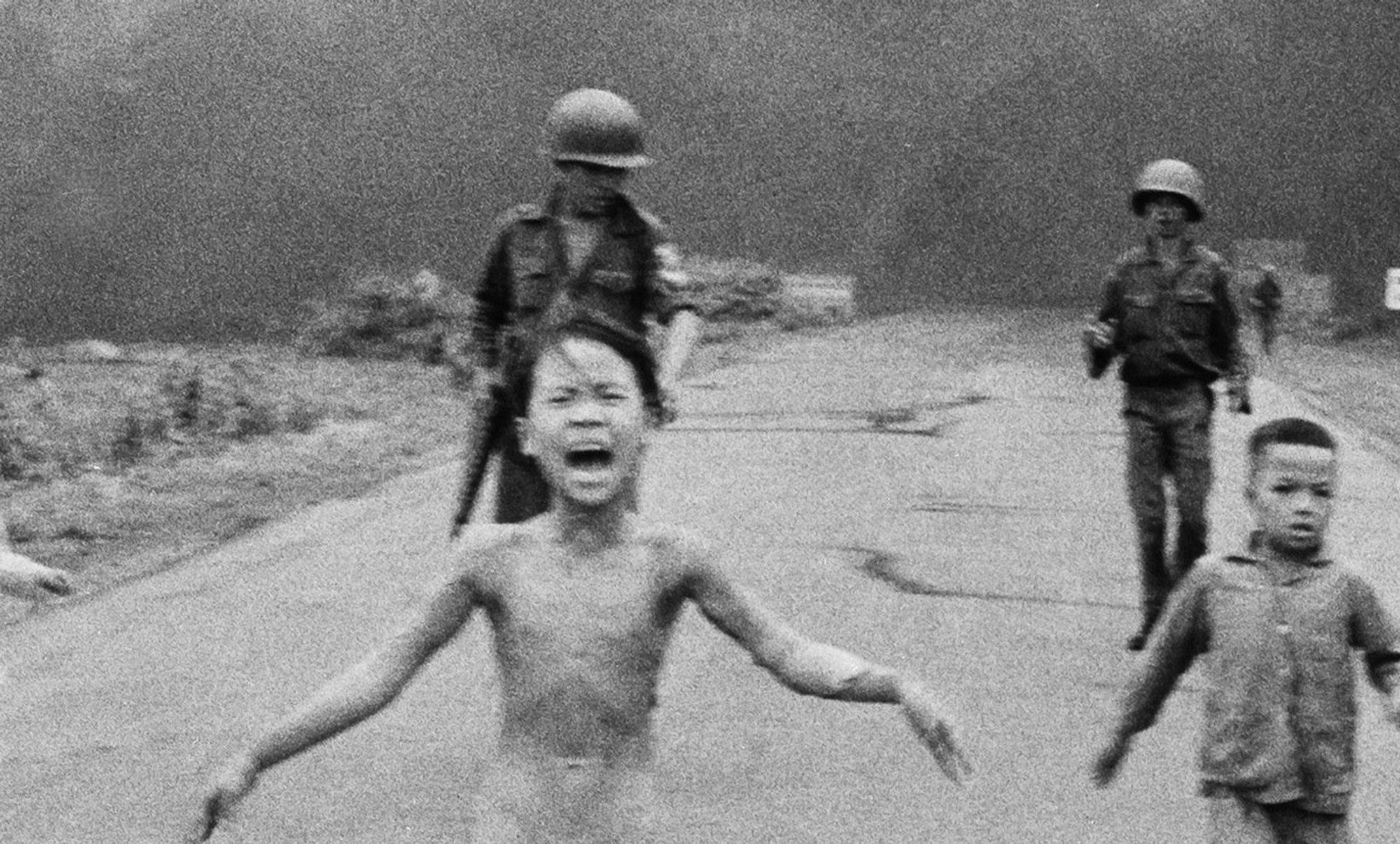 Kim Phuc (M.) flieht 1972 nach einem Napalmangriff im Vietnamkrieg – das Foto wurde weltweit bekannt.