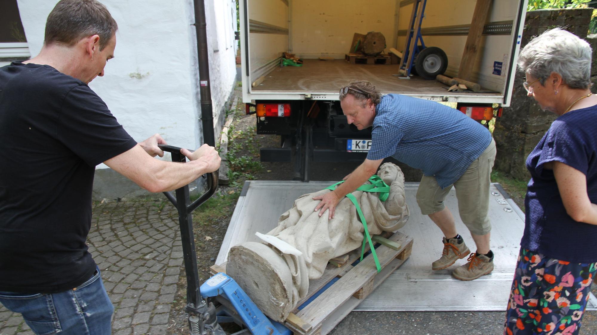 Die Steinfiguren von Johannes und Maria der Seligenthaler Kreuzigungsgruppe wurden restauriert, von links: Dietmar Krauthäuser, Michael Streuff und Andrea Korte-Böger
