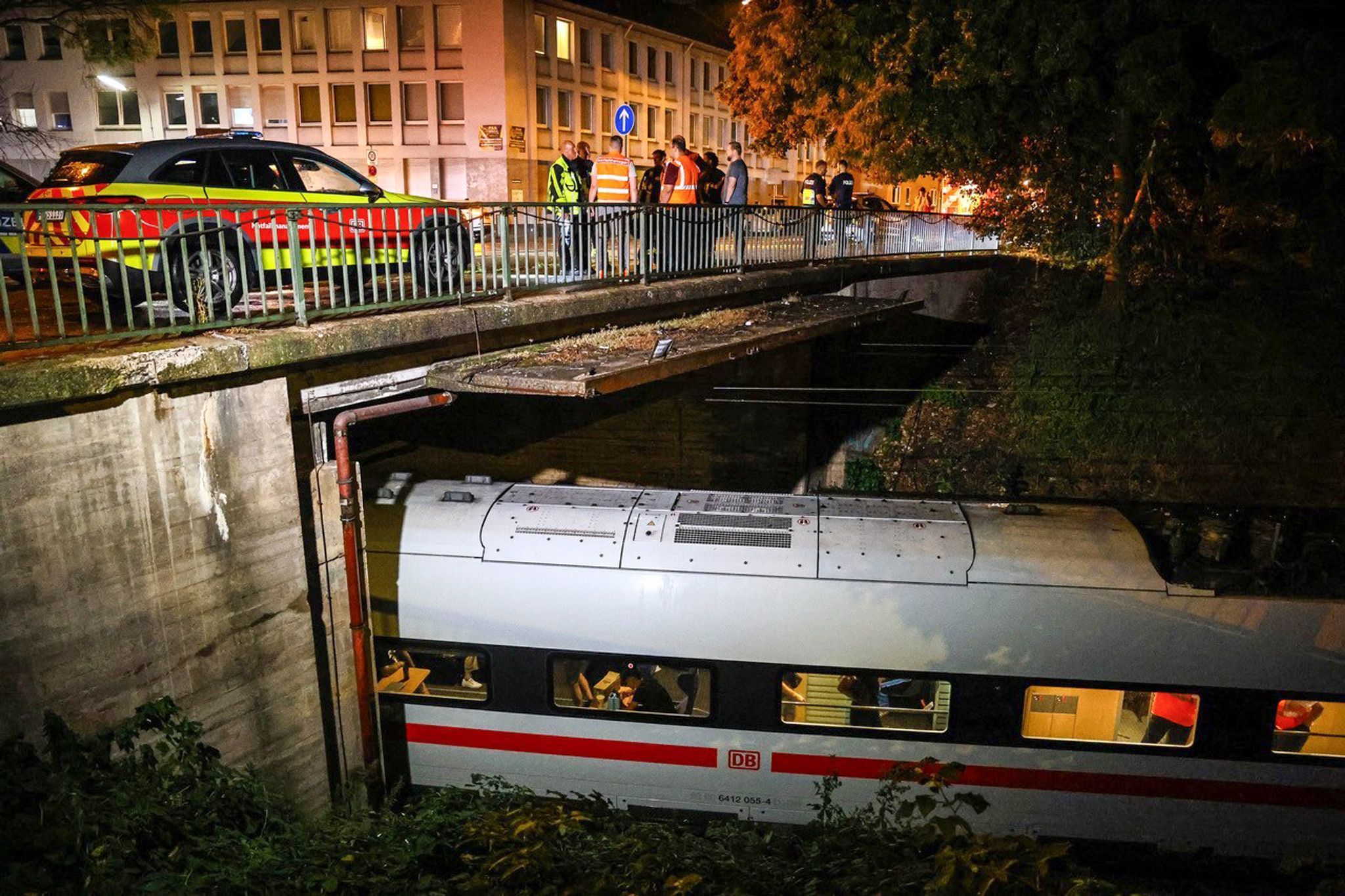 Reisende harren Stunden nach Oberleitungsschaden in ICE aus