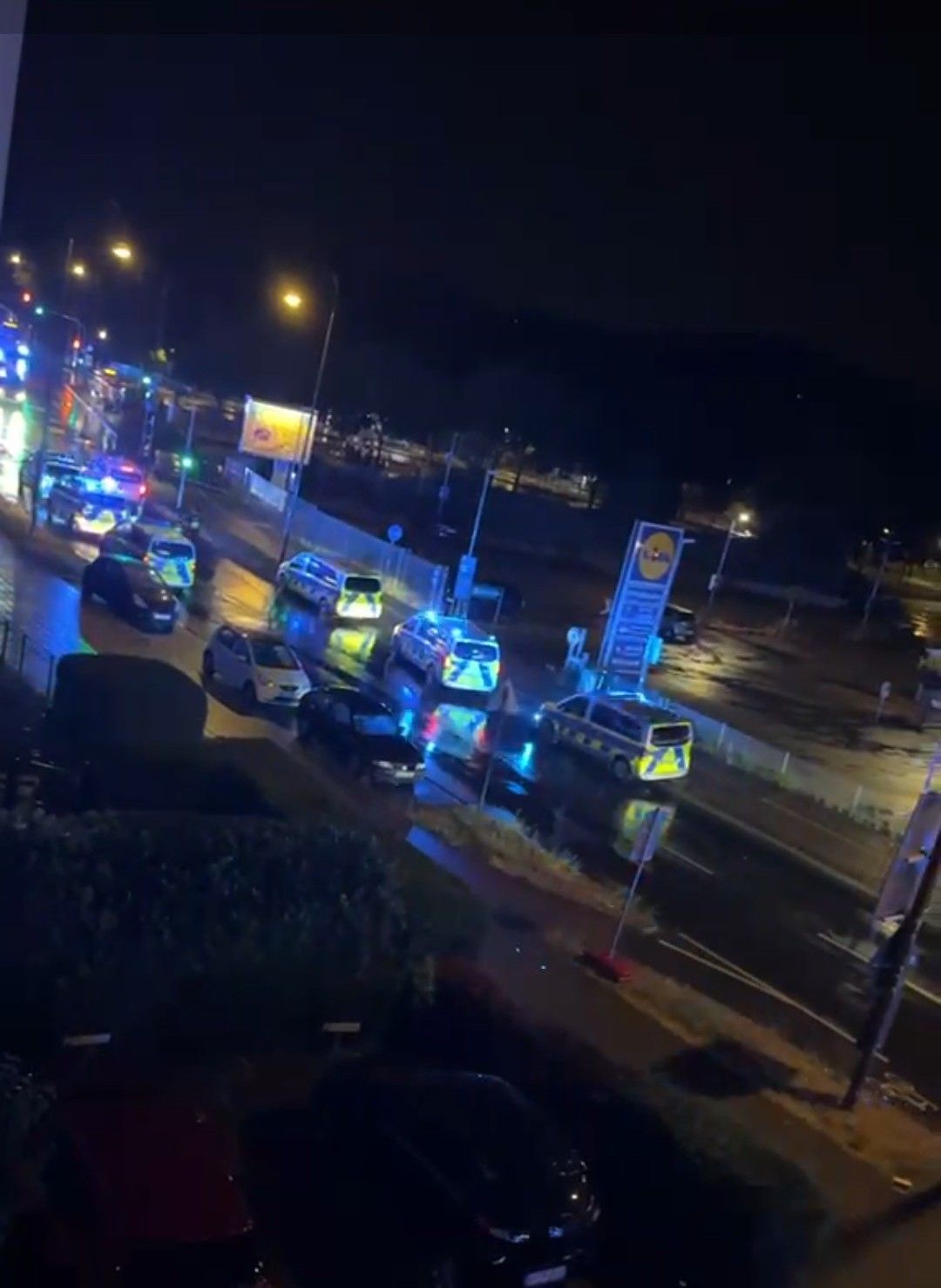 Innerhalb weniger Minuten, so berichten es Anwohner weiter, sei die Straße großräumig abgesperrt und im Blaulicht von Polizei- und Rettungswagen getaucht gewesen.
