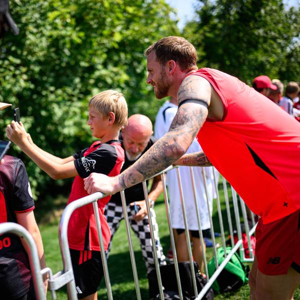 Mark Flekken posiert für einen jungen Fan für ein Selfie.