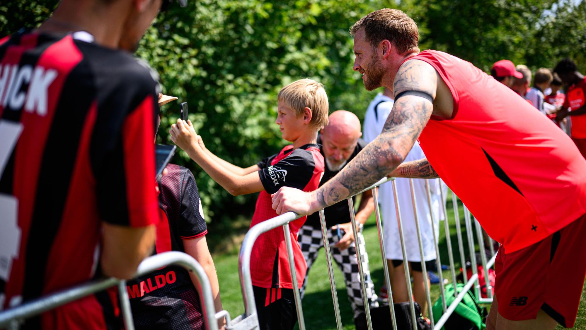 Mark Flekken posiert für einen jungen Fan für ein Selfie.