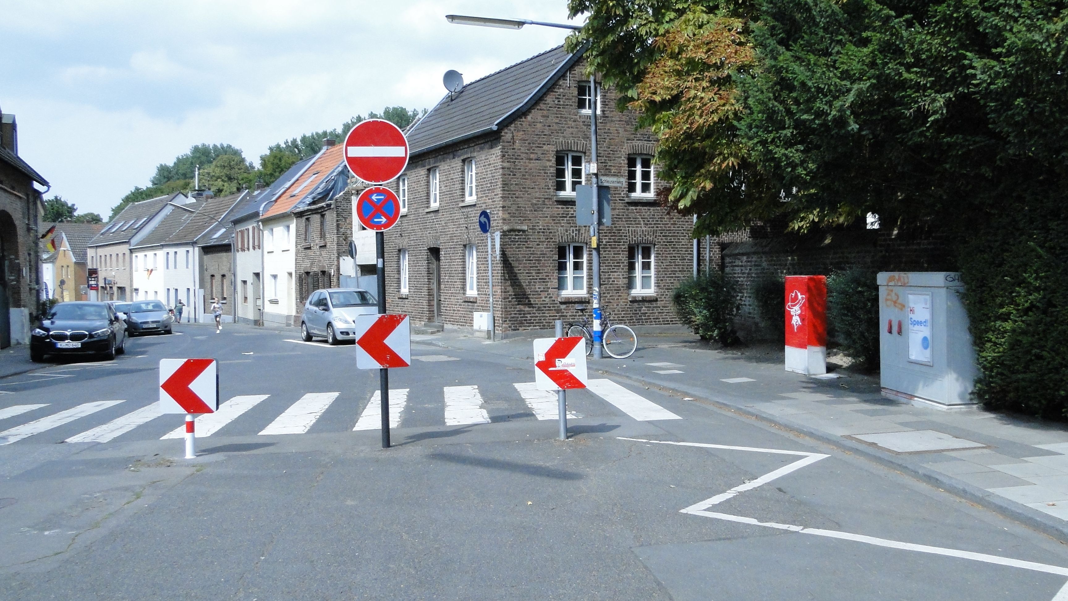 Die Verkehrspfosten vor dem Zebrastreifen sollen auch künftig erhalten bleiben – allein Anwohner des Schleusenwegs sollen diese passieren dürfen.