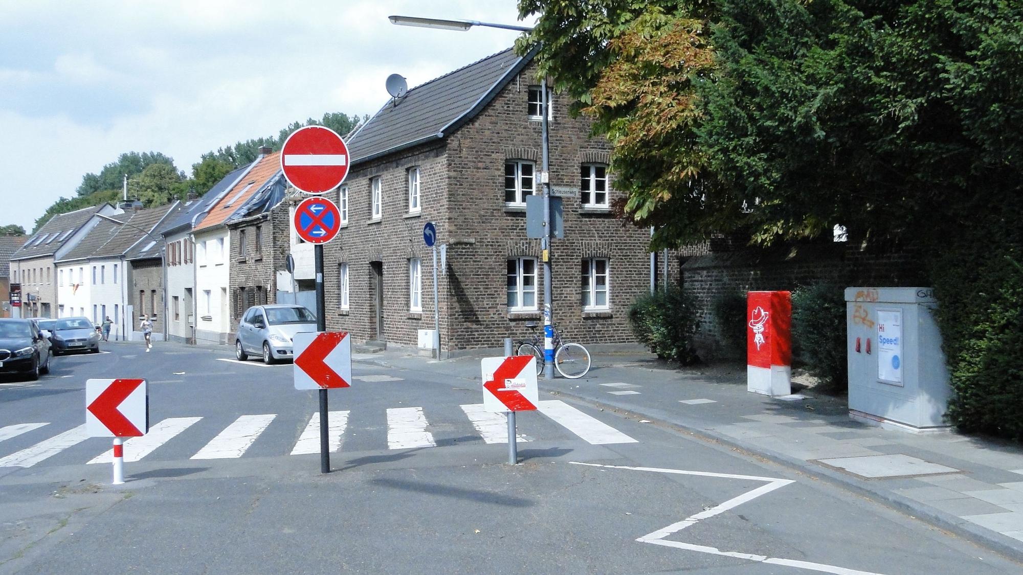 Die Verkehrspfosten vor dem Zebrastreifen sollen auch künftig erhalten bleiben – allein Anwohner des Schleusenwegs sollen diese passieren dürfen.