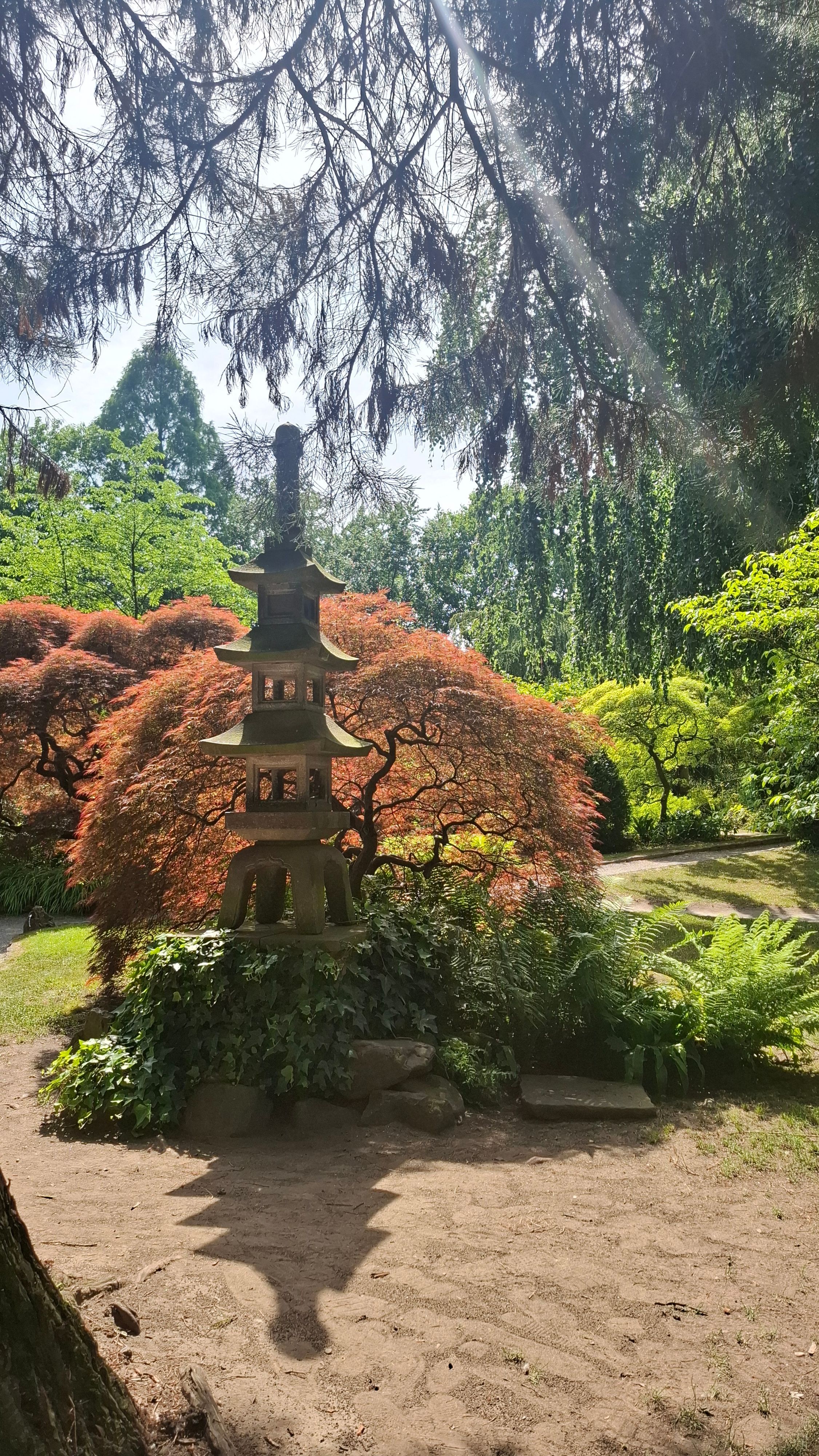 Eine Steinpagode im Japanischen Garten