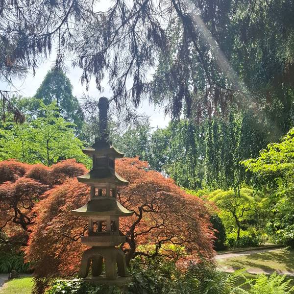 Eine Steinpagode im Japanischen Garten