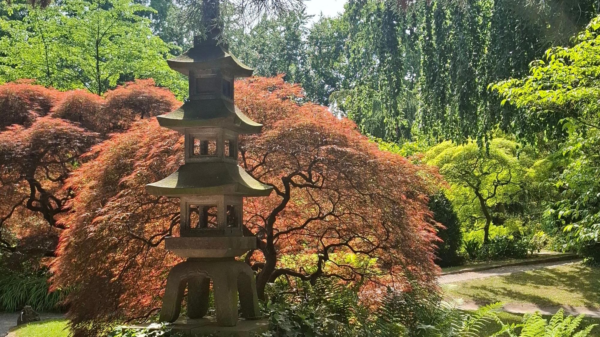 Eine Steinpagode im Japanischen Garten