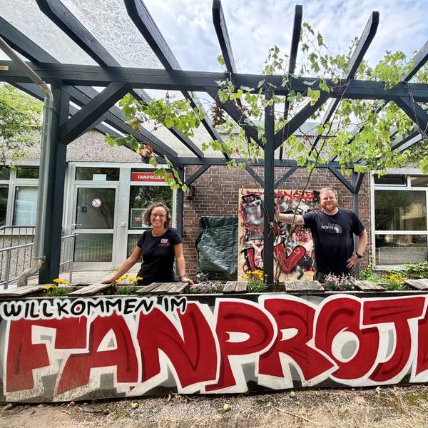 Fanprojekt-Leiterin Daniela Frühling und Sozialpädagoge Michael Trojahn vor den Manforter Räumen.