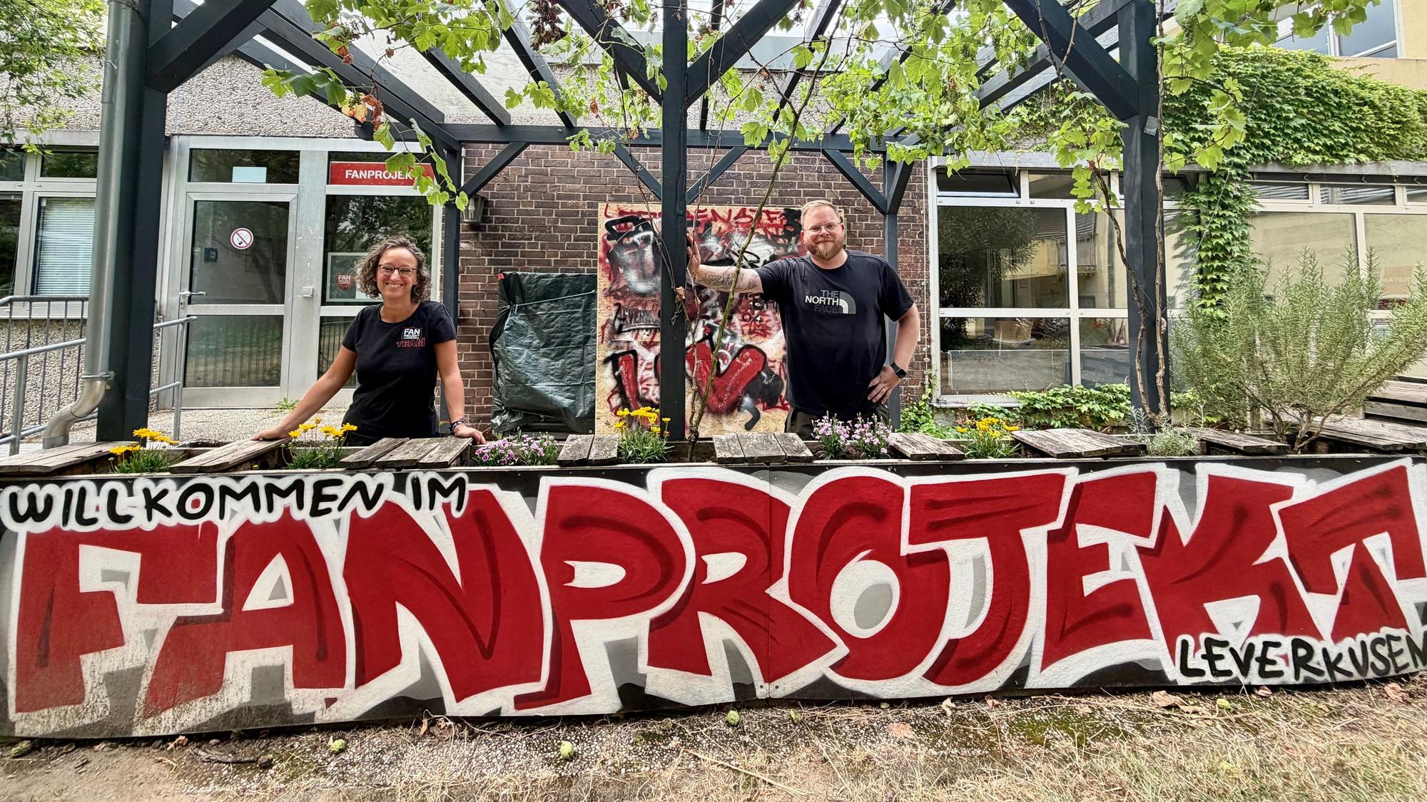 Fanprojekt-Leiterin Daniela Frühling und Sozialpädagoge Michael Trojahn vor den Manforter Räumen.