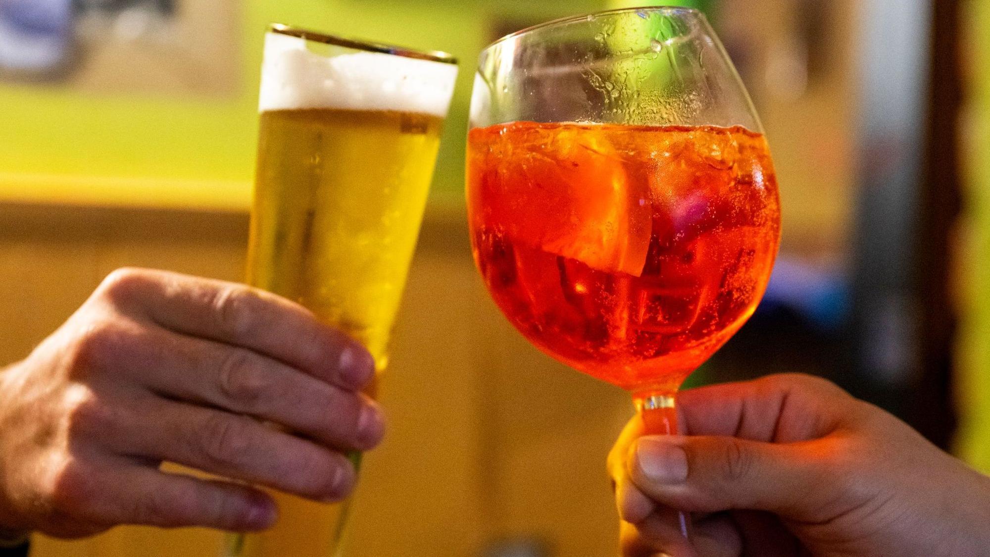 Aperol Spritz stösst mit Bier an.