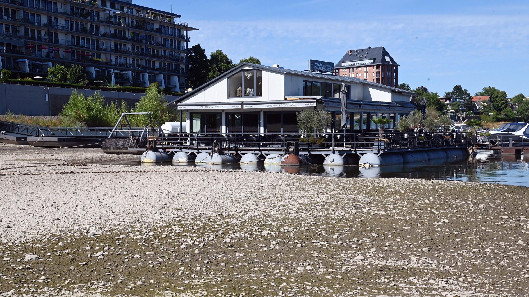 Das Sürther Bootshaus liegt teilweise auf Grund, das belastet auch die Gebäudestruktur. Hier bei einem Pegelstand von 78 Zentimetern.