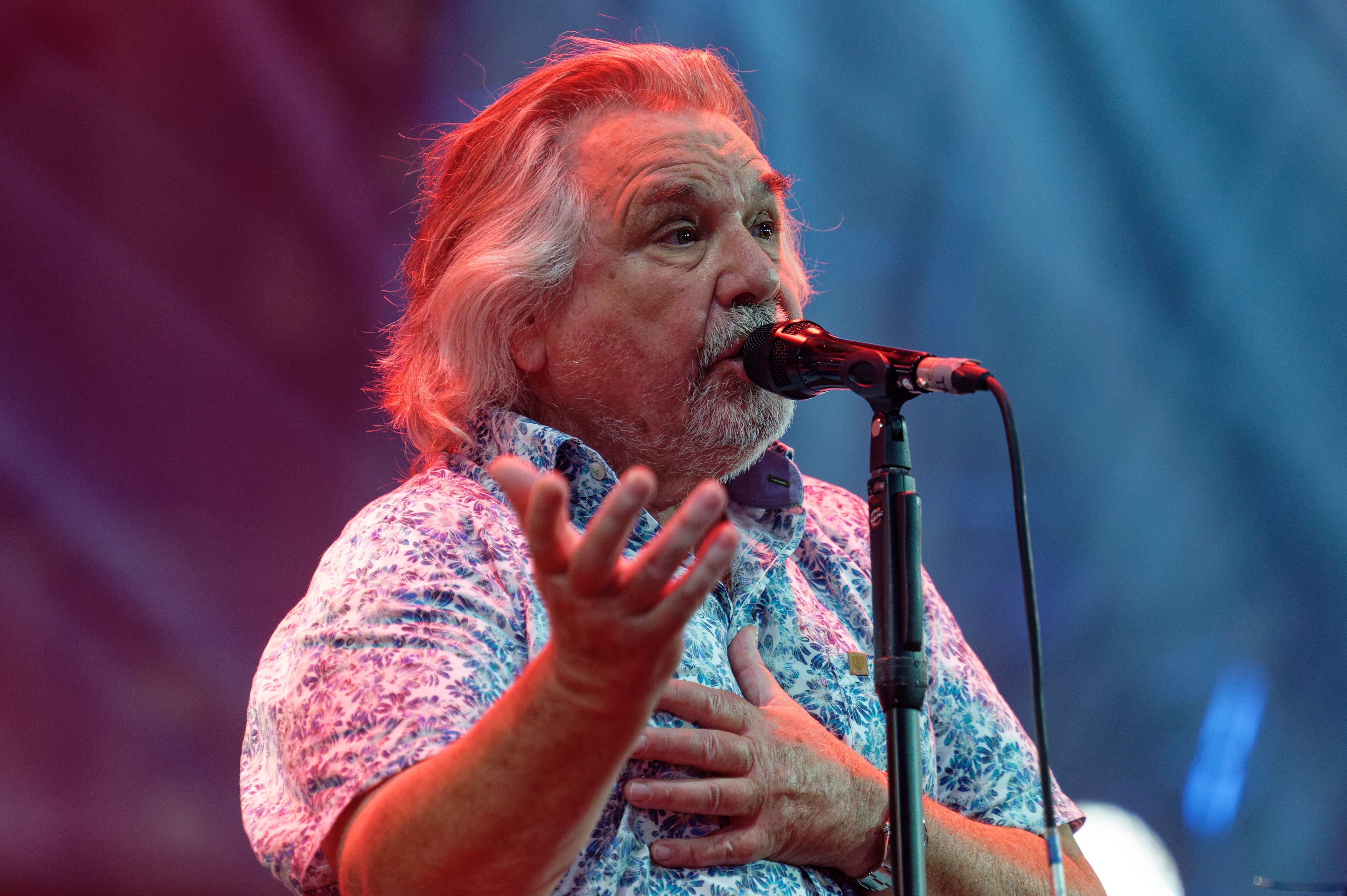 Der Sänger Tommy Engel steht beim ersten von drei Nachhol-Konzerten zum 50-jährigen Jubiläum der Band " Bläck Fööss" auf der Bühne.