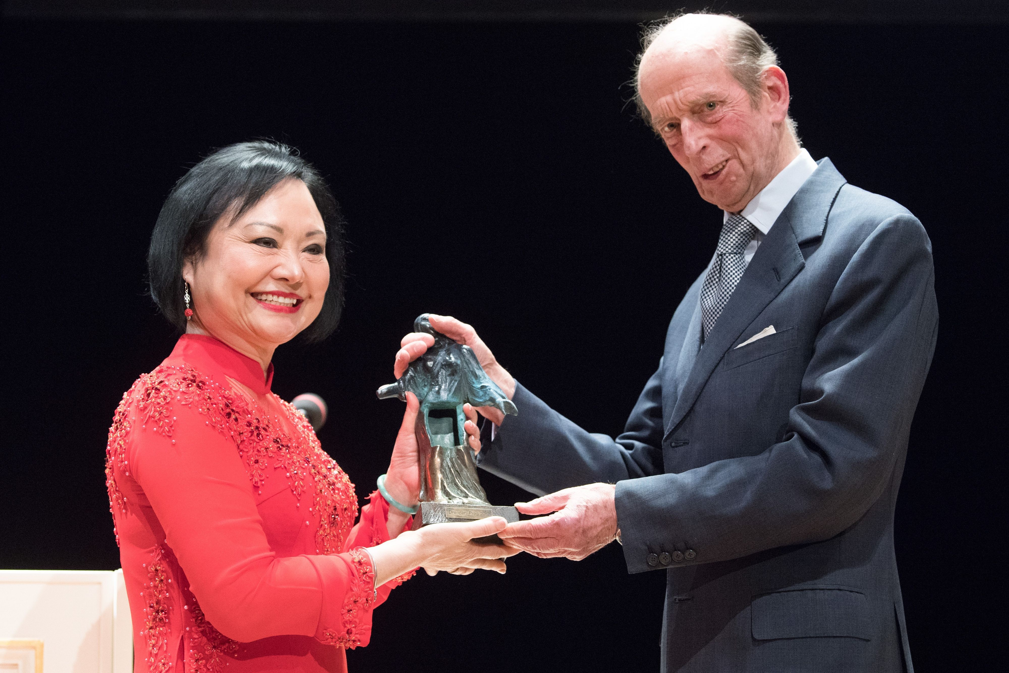 Kim Phuc erhält 2019 von Prinz Edward, Herzog von Kent, den 10. Internationalen Friedenspreis in der Semperoper.