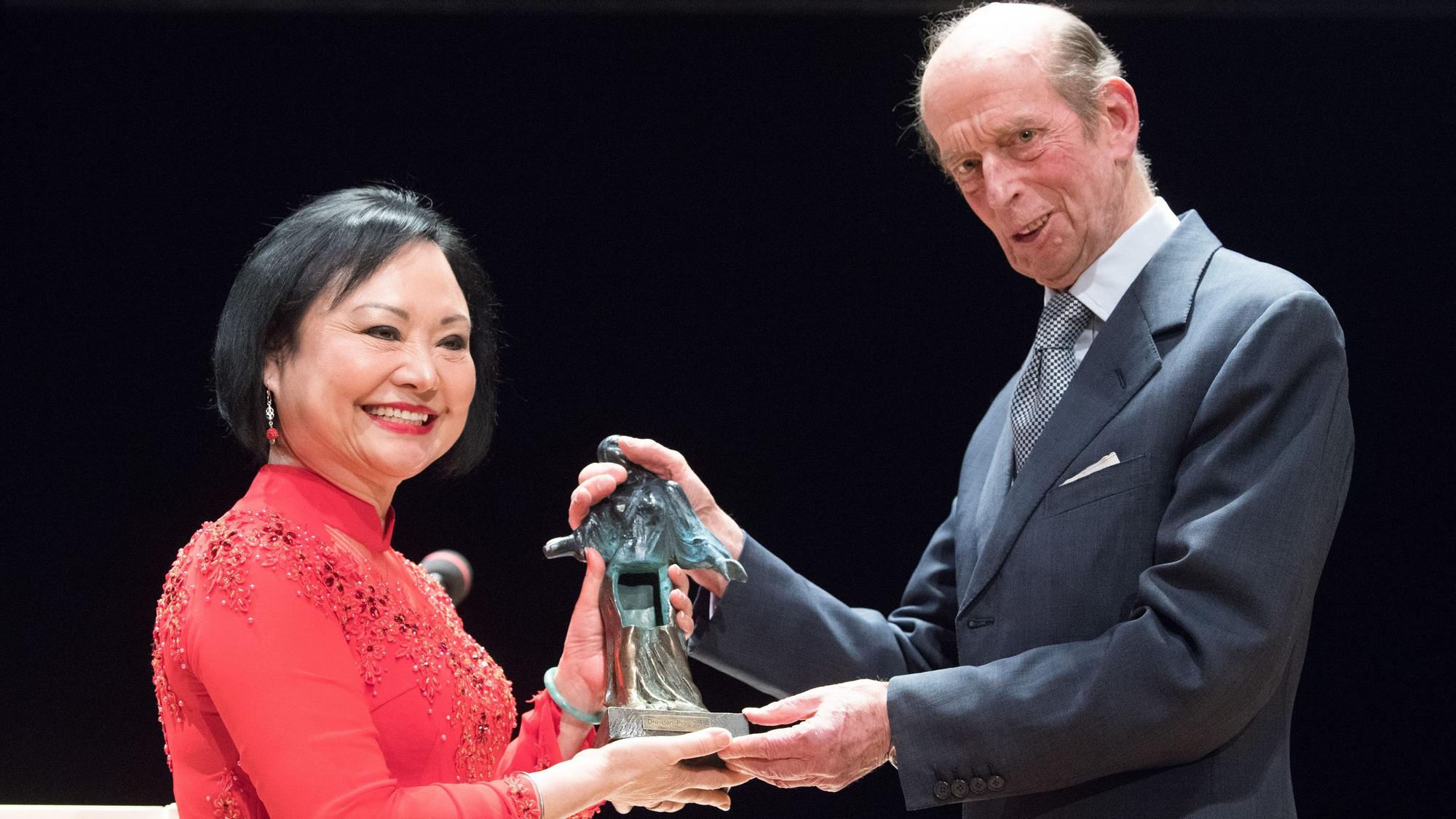 Kim Phuc erhält 2019 von Prinz Edward, Herzog von Kent, den 10. Internationalen Friedenspreis in der Semperoper.