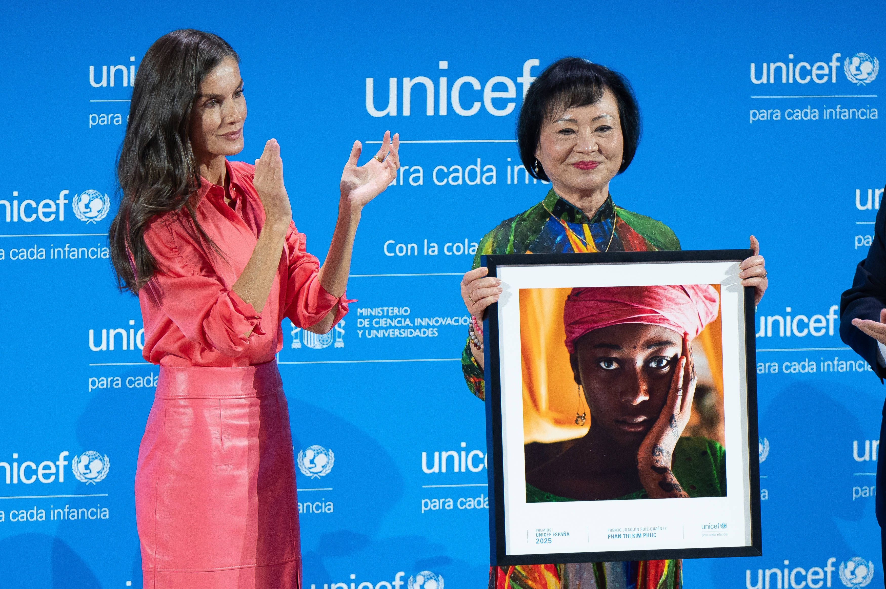 Königin Letizia von Spanien und Kim Phuc bei der Verleihung der UNICEF España Awards 2025 im Forschungszentrum CSIC in Madrid.