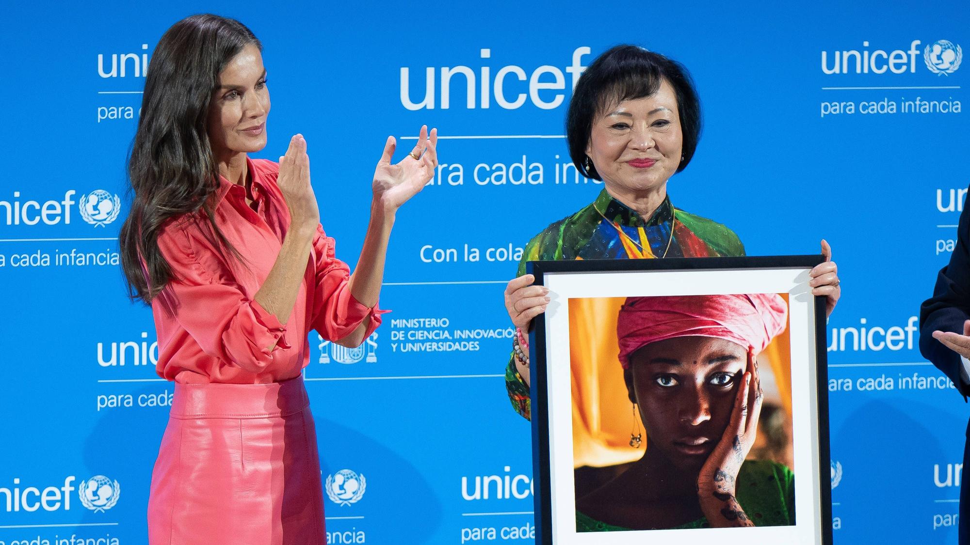 Königin Letizia von Spanien und Kim Phuc bei der Verleihung der UNICEF España Awards 2025 im Forschungszentrum CSIC in Madrid.