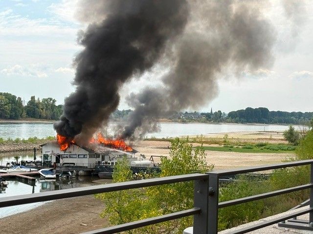 Die Feuerwehr befindet sich aktuell wegen eines Feuers im Einsatz.