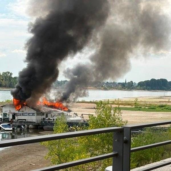 Die Feuerwehr war wegen eines Brandes am Bootshaus in Sürth im Einsatz.