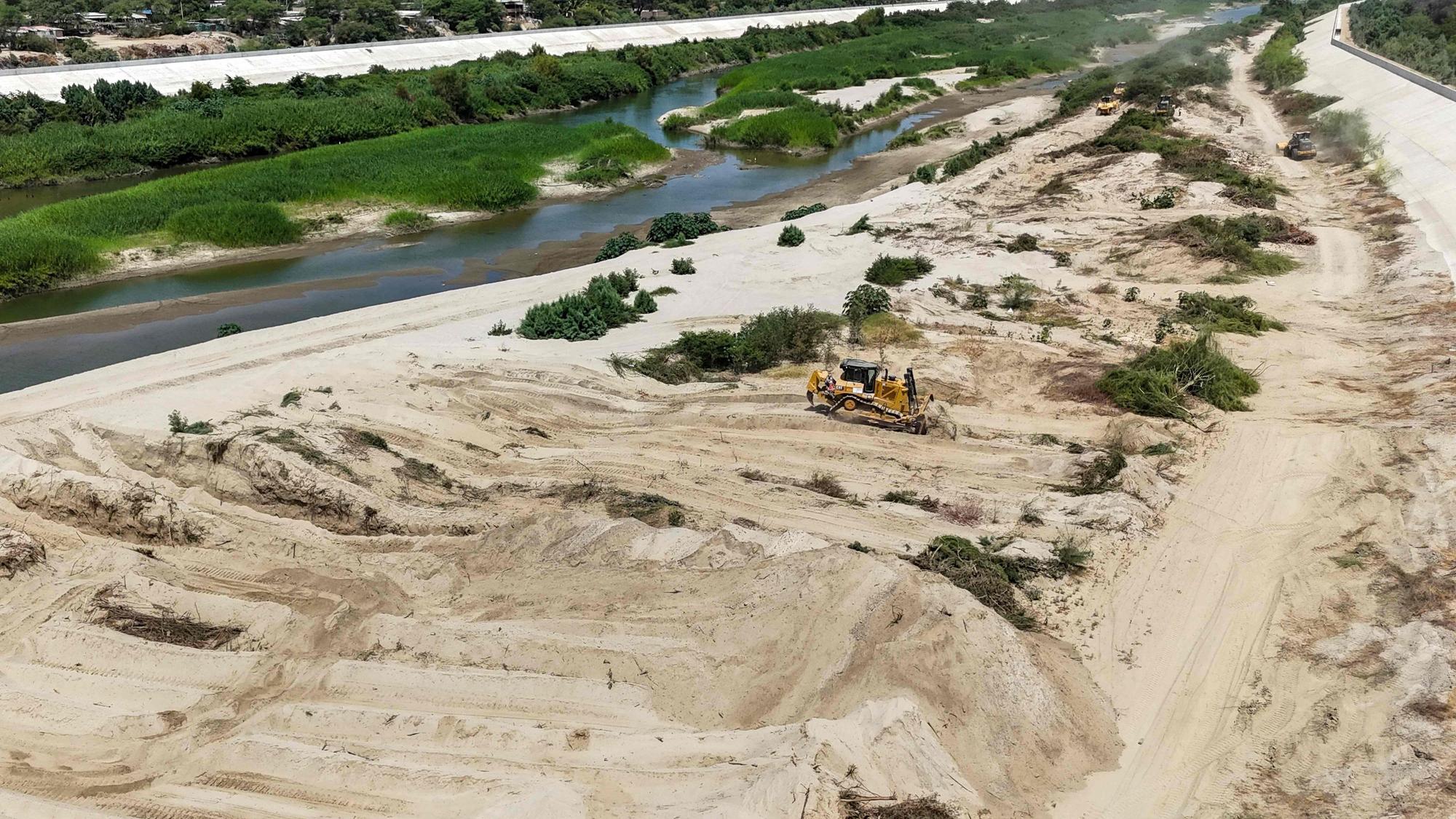 Ein Bulldozer arbeitet am Fluss Piura in Peru. Die Regierung verstärkt dort im August 2026 Schutzmaßnahmen gegen mögliche Folgen des sich verstärkenden El-Niño-Phänomens.