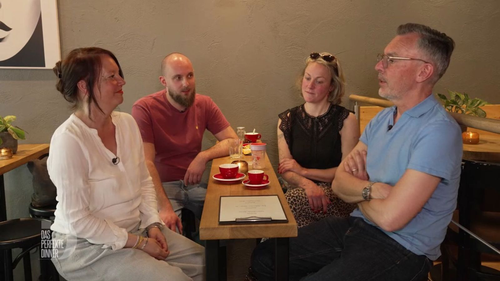 Cordula, Frederik, Shirin und Tobi (von links) rätseln, was es heute zu essen gibt.
 (Bild: RTL)