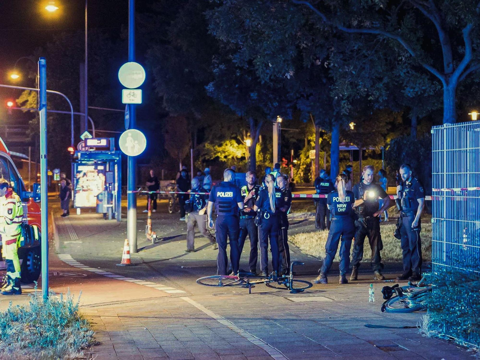 dpatopbilder - 03.08.2026, Nordrhein-Westfalen, Köln: Die Polizei und Rettungskräfte sind in Köln Mülheim nach Schüssen auf offener Straße an einem Tatort beschäftigt. Foto: Daniel Evers/dpa +++ dpa-Bildfunk +++
