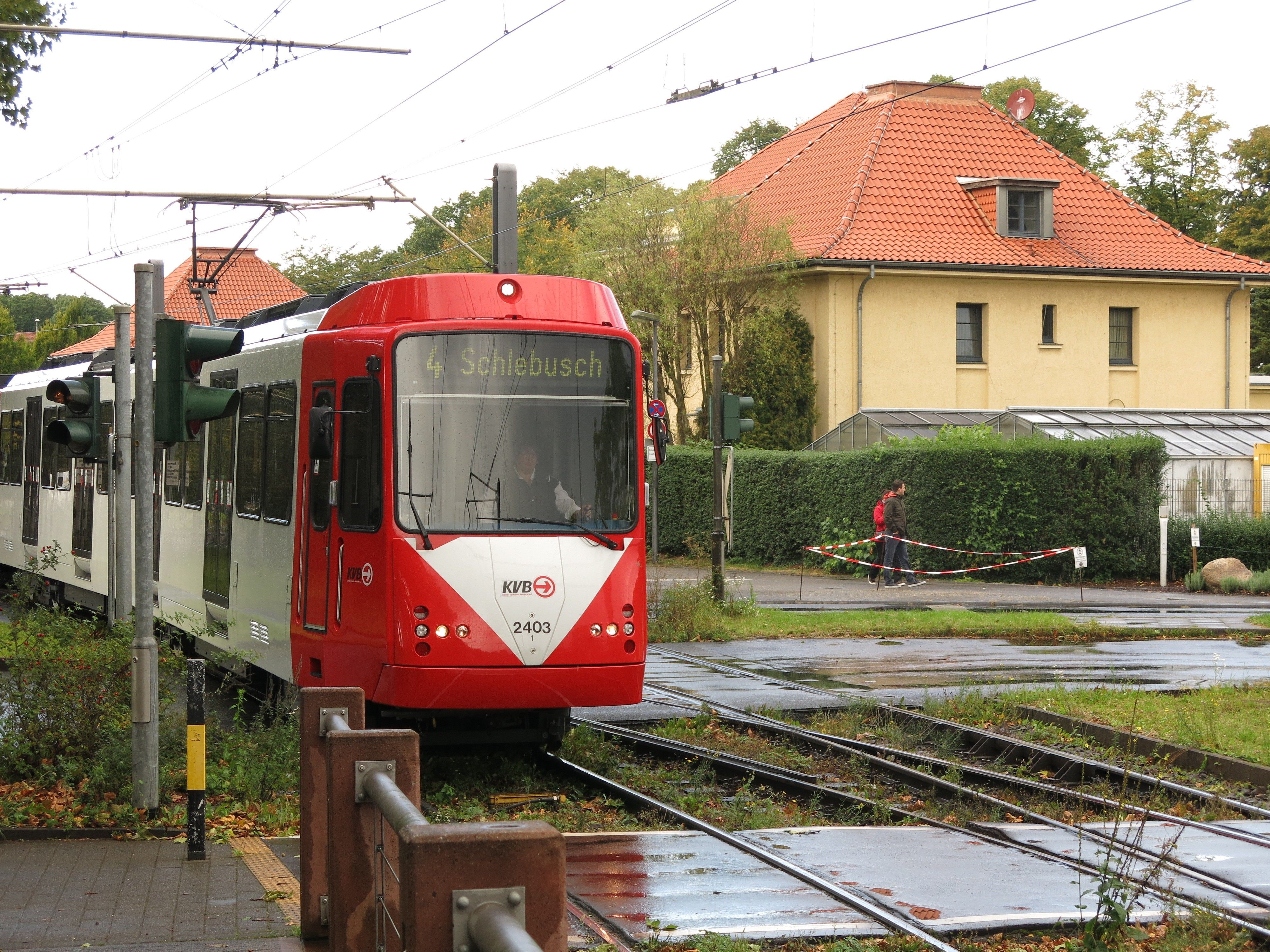 Zu sehen ist eine Bahn der KVB-Linie 4 Richtung Schlebusch.