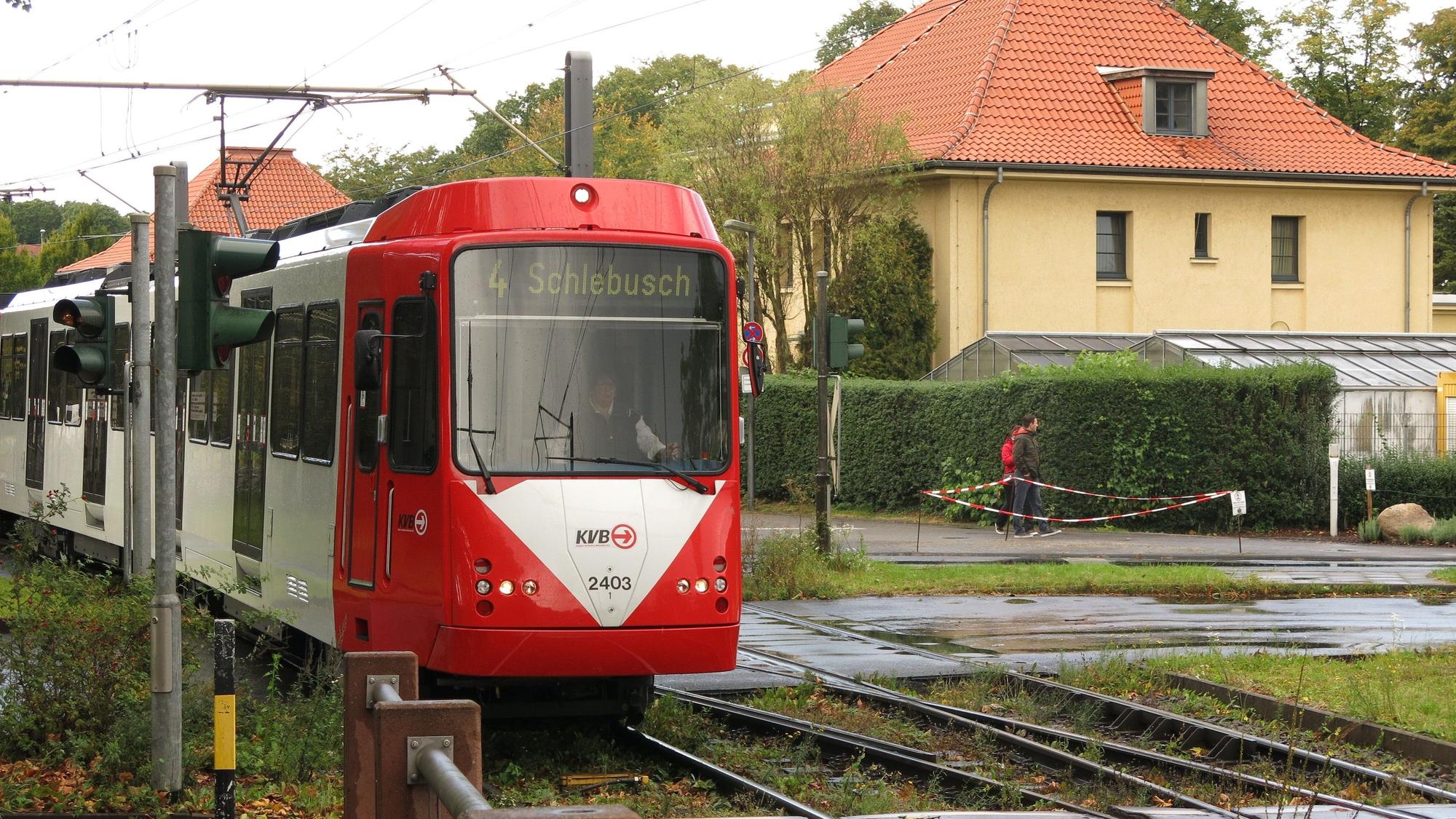 Zu sehen ist eine Bahn der KVB-Linie 4 Richtung Schlebusch.
