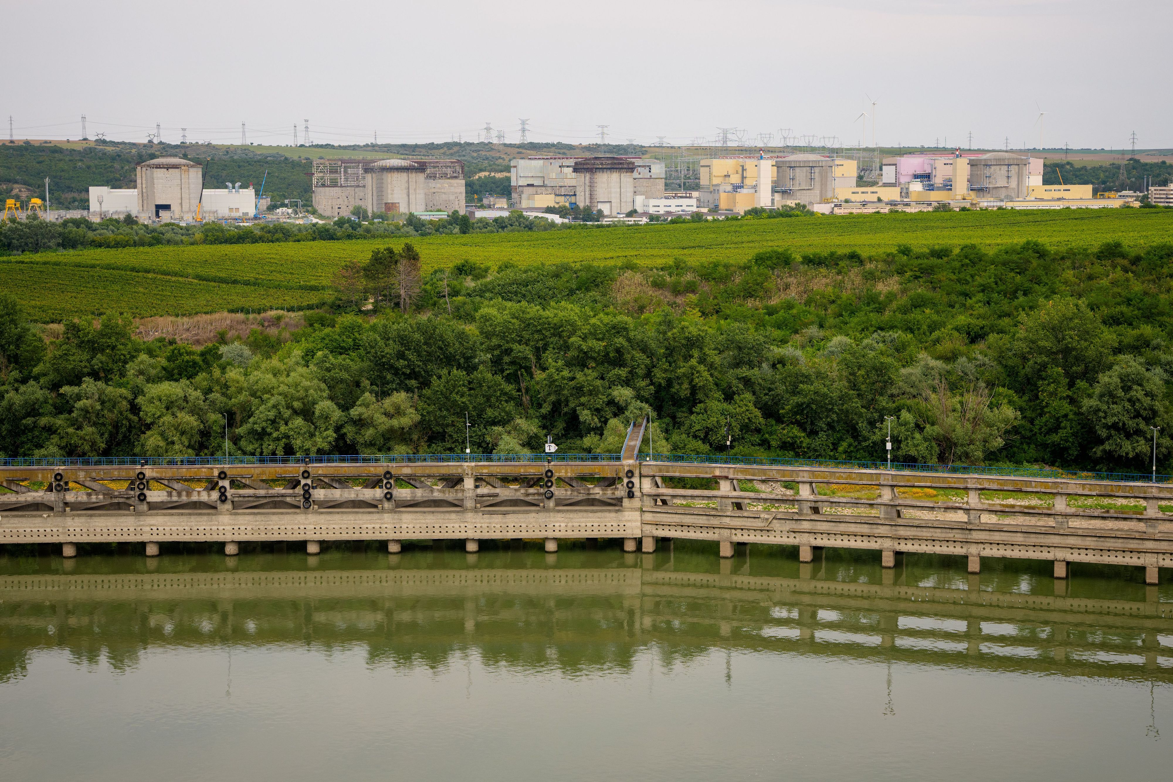 Das Kernkraftwerk Cernavoda, das aufgrund extrem niedriger Wasserstände einen seiner Reaktoren abschalten musste, liegt in der Nähe der Donau.