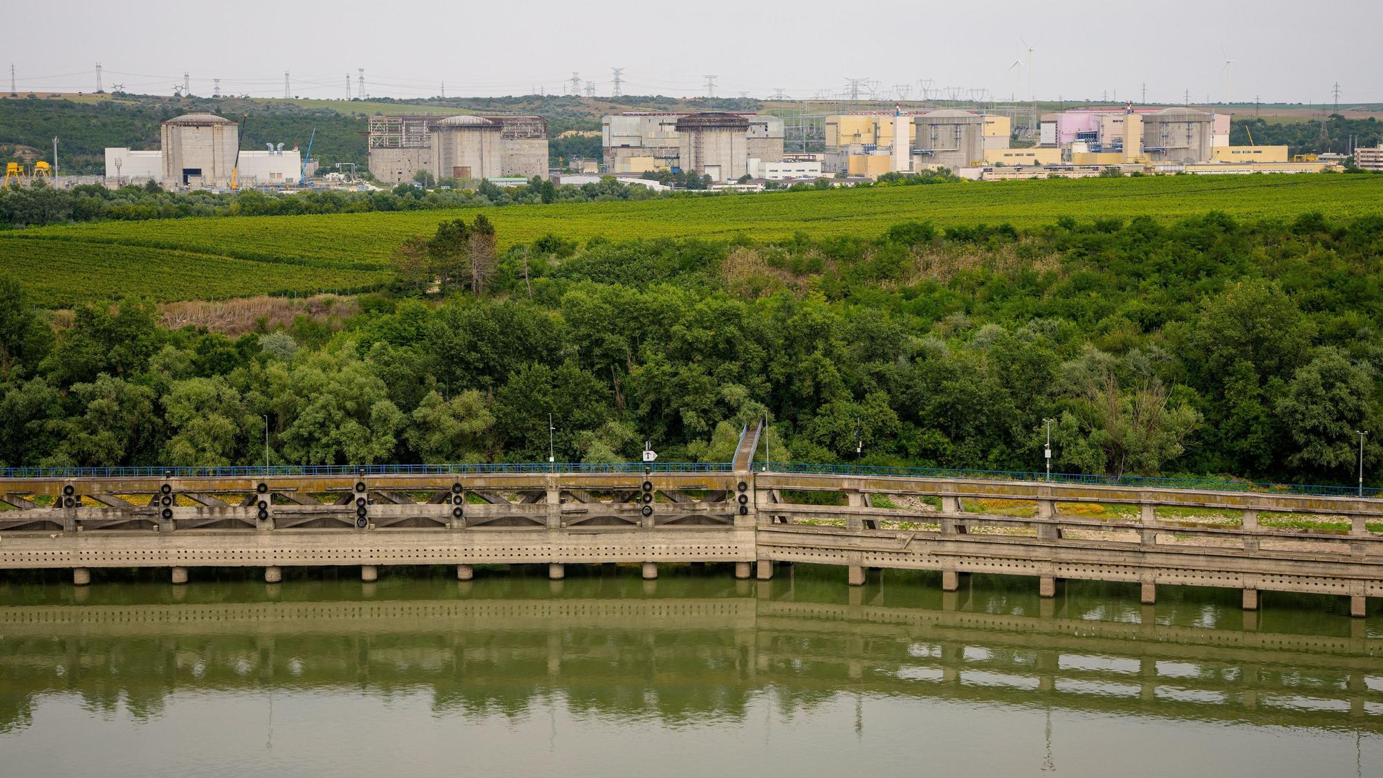Das Kernkraftwerk Cernavoda, das aufgrund extrem niedriger Wasserstände einen seiner Reaktoren abschalten musste, liegt in der Nähe der Donau.