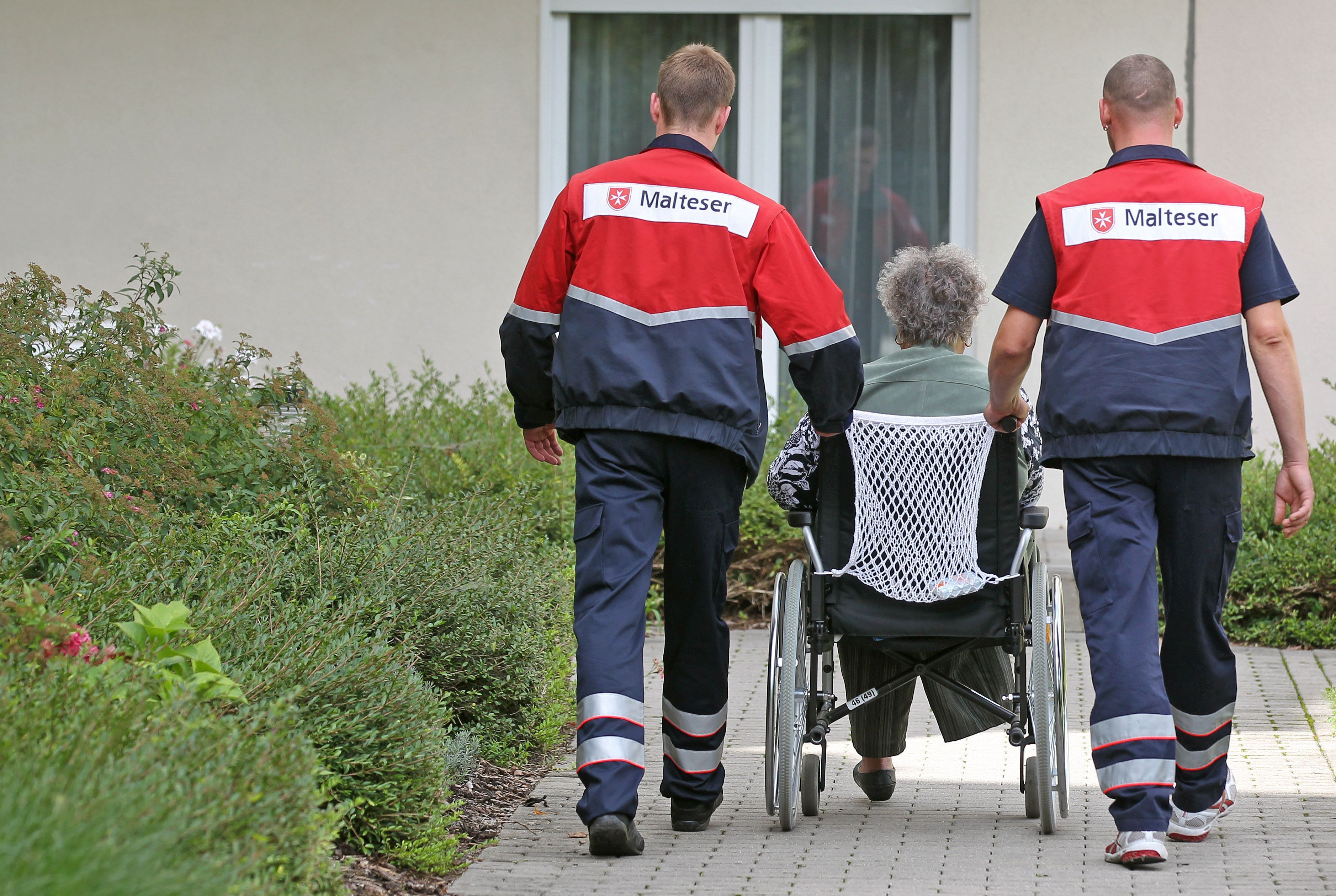 Zwei Zivildienstleistende der Malteser kümmern sich um eine Dialysepatientin im Rollstuhl. Die Bundesregierung trifft Vorkehrungen für die Einführung eines neuen Zivildienstes für den Fall, dass auch die Wehrpflicht zurückkehren sollte.