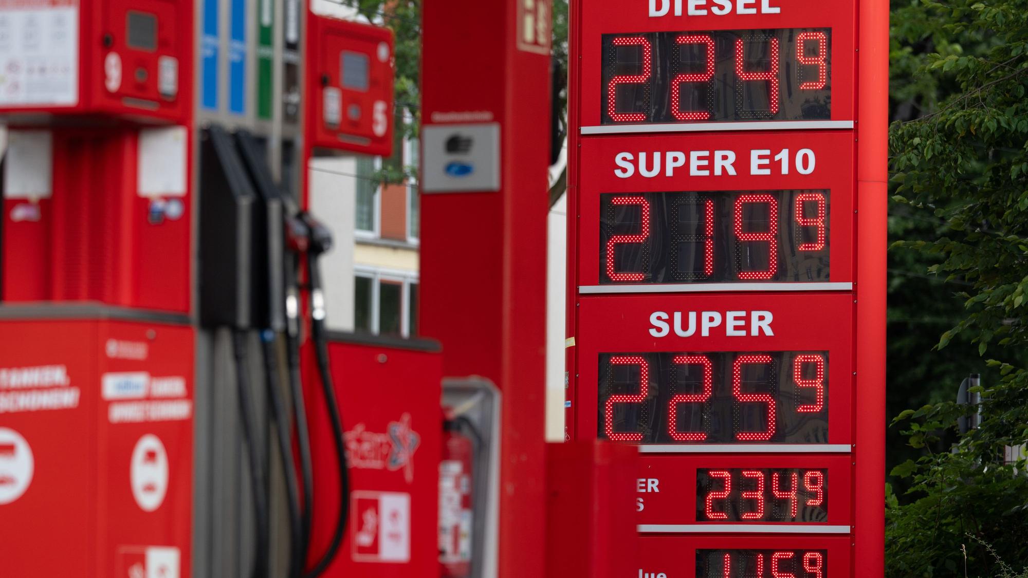Die Kraftstoffpreise werden auf einer Anzeigetafel an einer Tankstelle angezeigt.