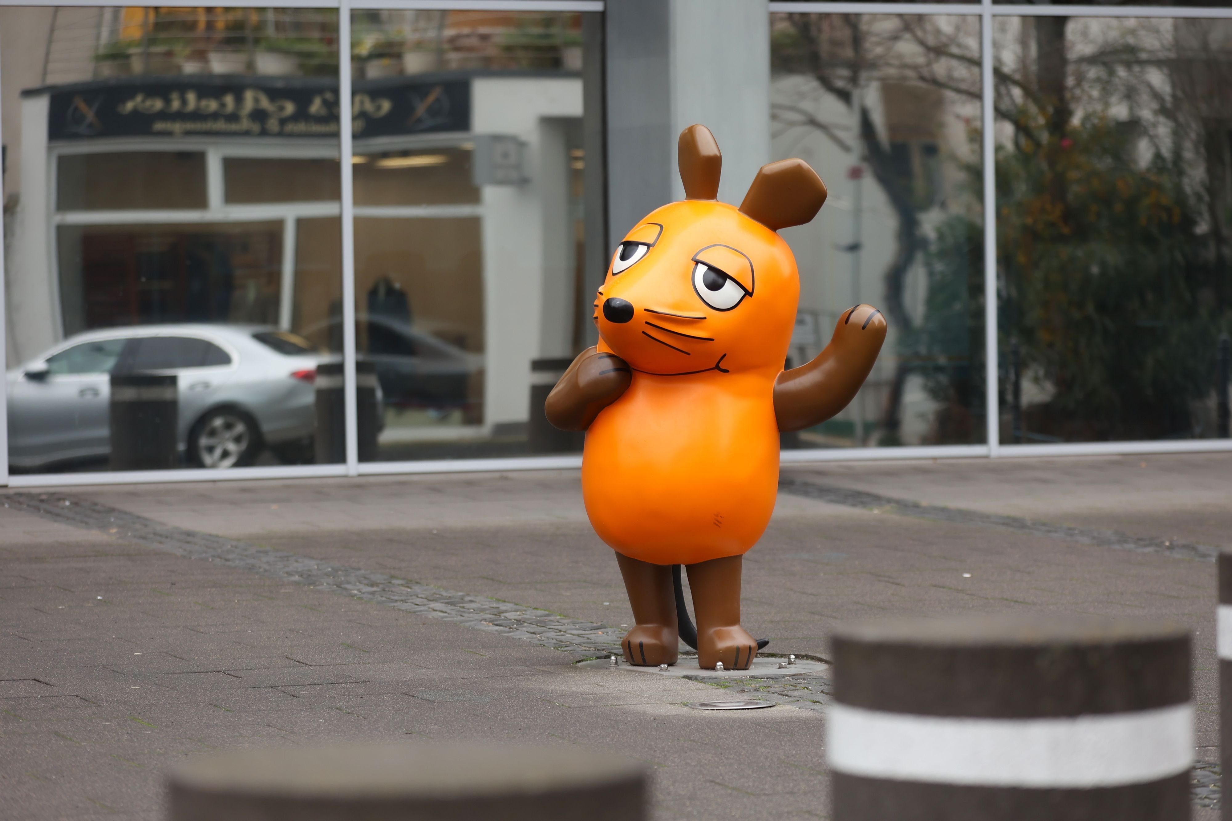 Die Maus-Figur aus der „Sendung mit der Maus“ vor den WDR-Gebäuden in der Kölner Innenstadt.