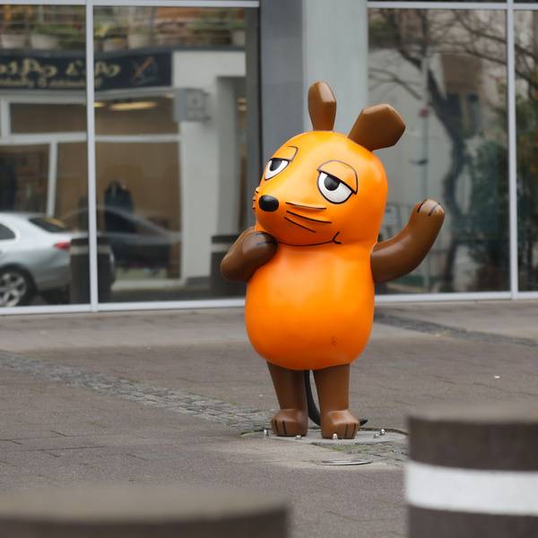 Die Maus-Figur aus der „Sendung mit der Maus“ vor den WDR-Gebäuden in der Kölner Innenstadt.