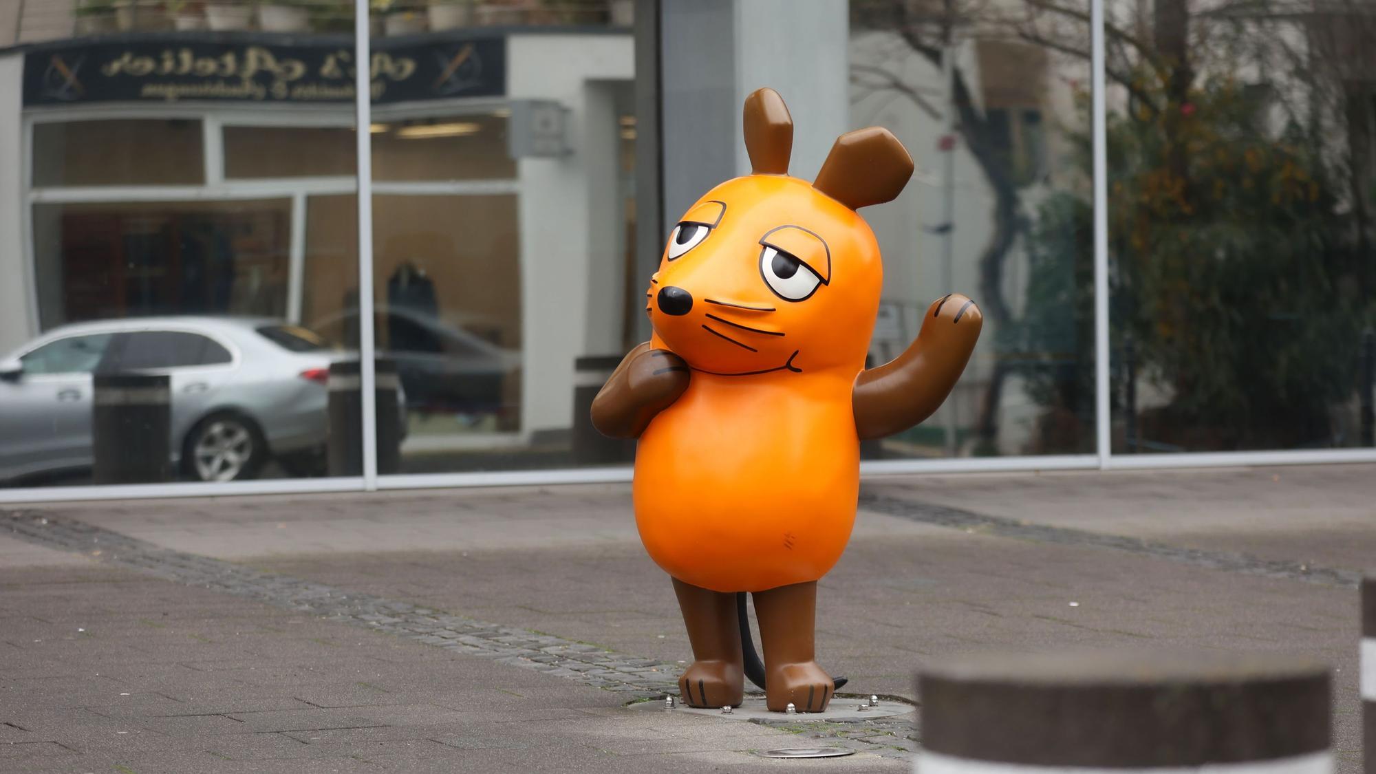 Die Maus-Figur aus der „Sendung mit der Maus“ vor den WDR-Gebäuden in der Kölner Innenstadt.