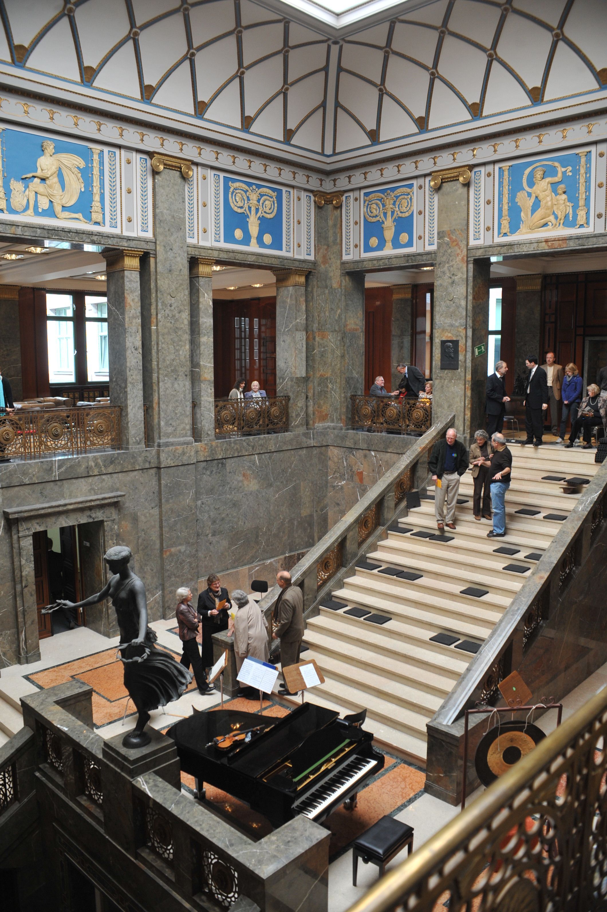 Q 26: Die historische Bayer-Konzernzentrale nutzte der Konzern von 1912 bis 1963. In den 2000er-Jahren veranstaltete die Bayer-Kultur Konzerte im Treppenhaus, bei denen man leger auf der Treppe sitzend zuhörte. Bild: Ralf Krieger