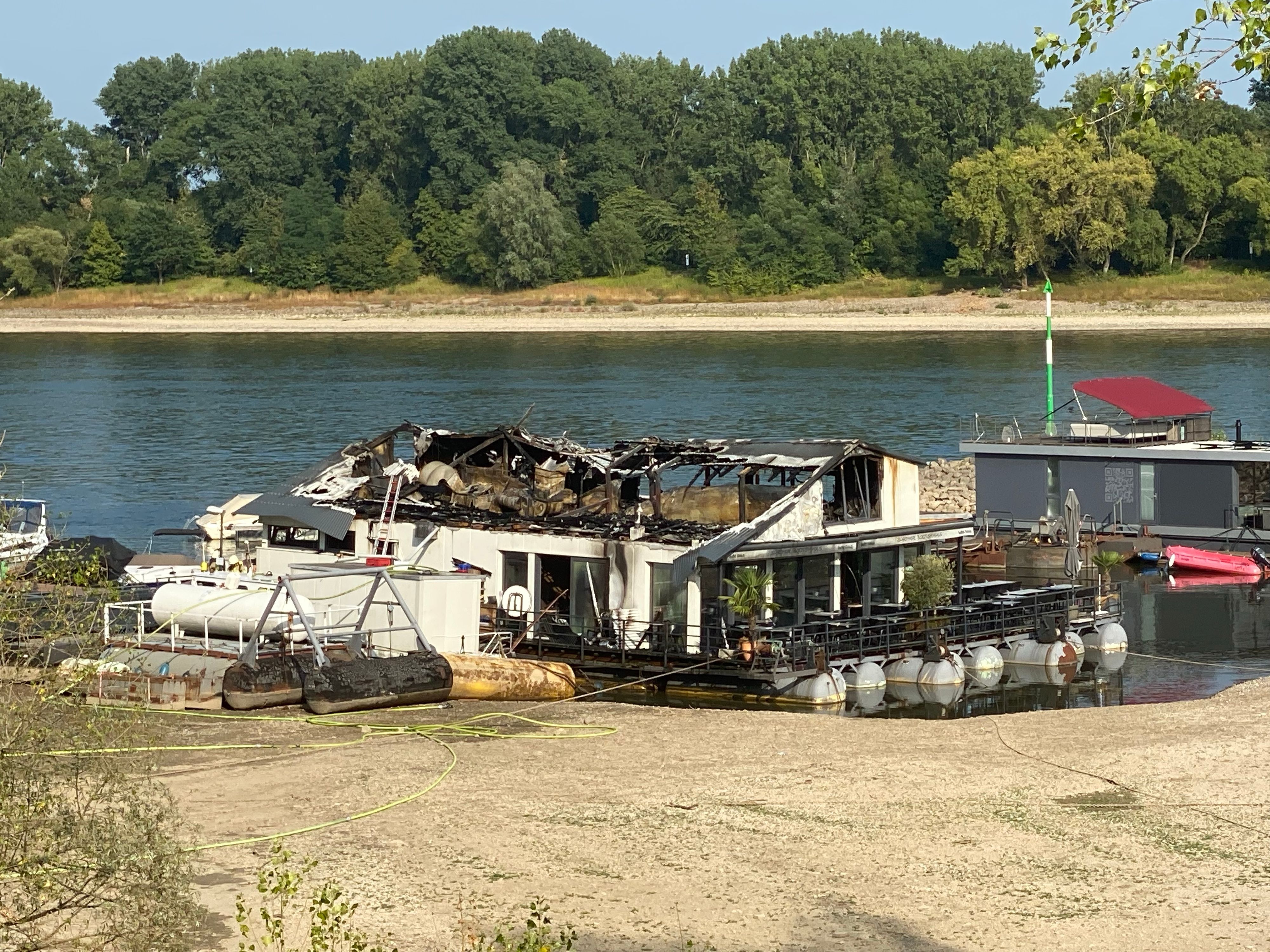 Die Feuerwehr hat den Brand auf dem Bootshaus in Sürth gelöscht.