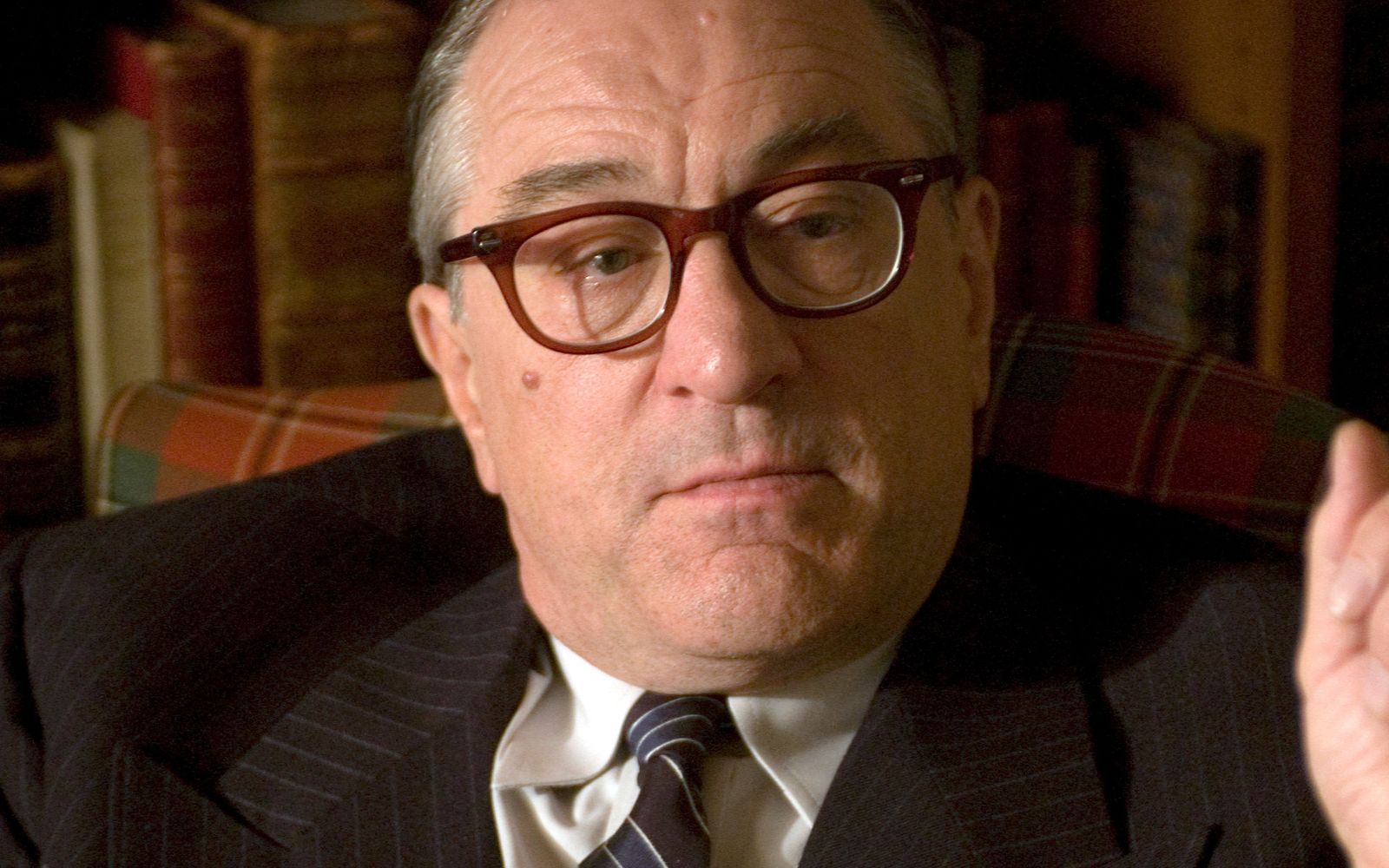 Robert De Niro erzählt im Spionagedrama „Der gute Hirte“ von Männern, die die Vereinigten Staaten in einer von heißen und kalten Kriegen heimgesuchten Welt beschützen wollen und dazu die CIA gründen.  (Bild: ZDF/Andrew D. Schwartz)