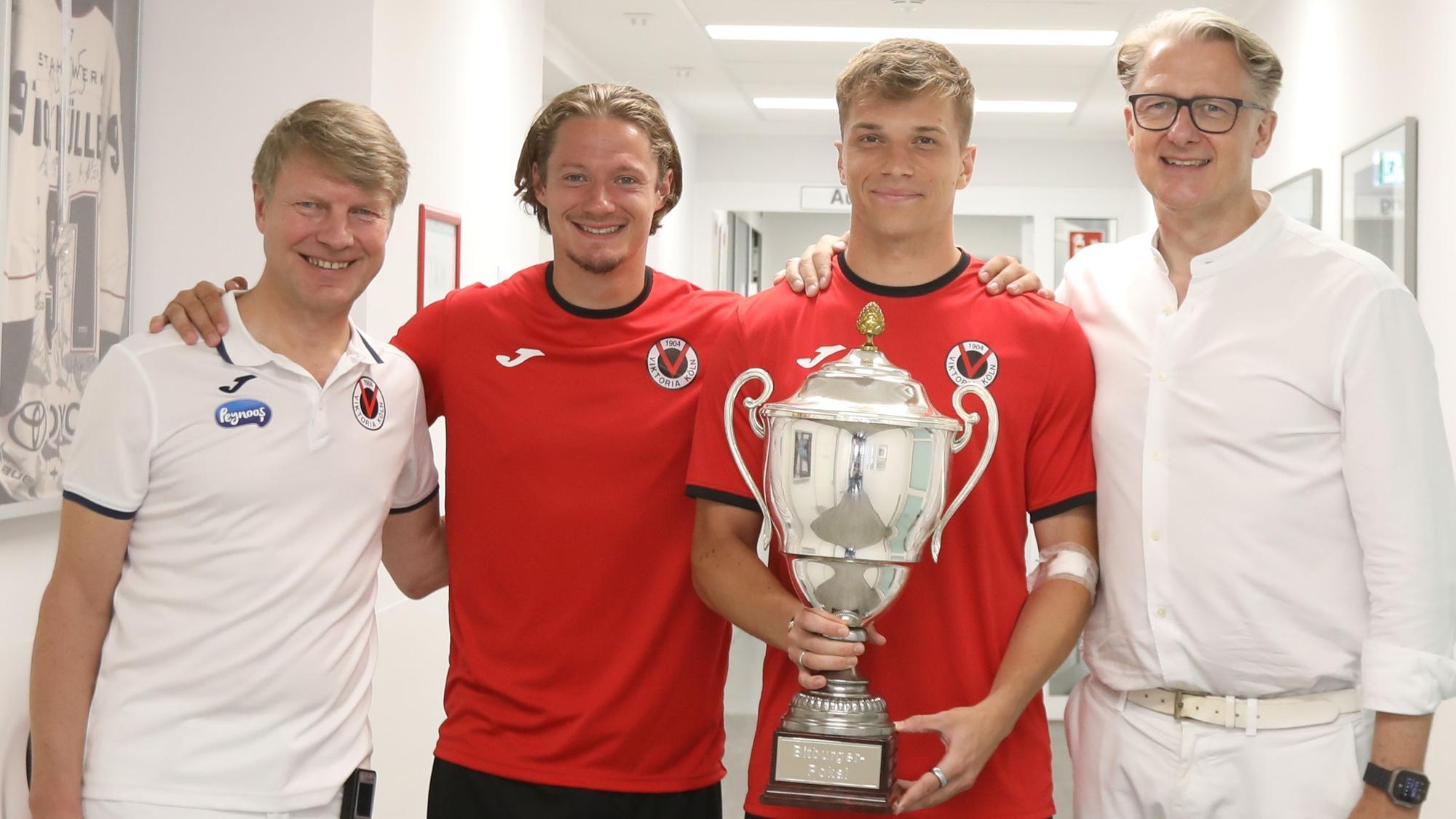 Die Viktoria-Spieler Tobias Eisenhut (2.v.l.) und David Otto (3.v.l.) sowie die Mediziner Dr. Eduard Gorr (l.) und Professor Marc Horlitz (r.).